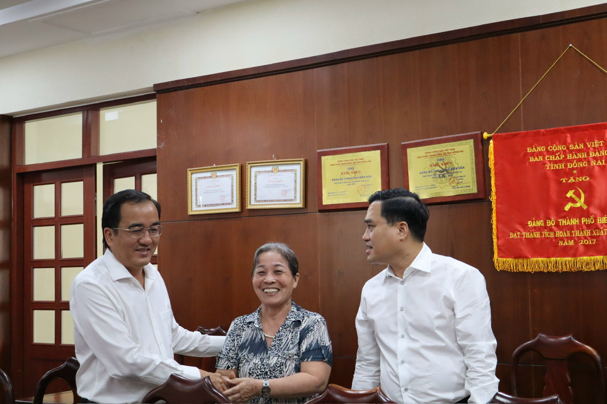 Công dân Nguyễn Thị Mười đồng thuận, thống nhất nội dung với chính quyền phường Trấn Biên. Ảnh: Thùy Anh.