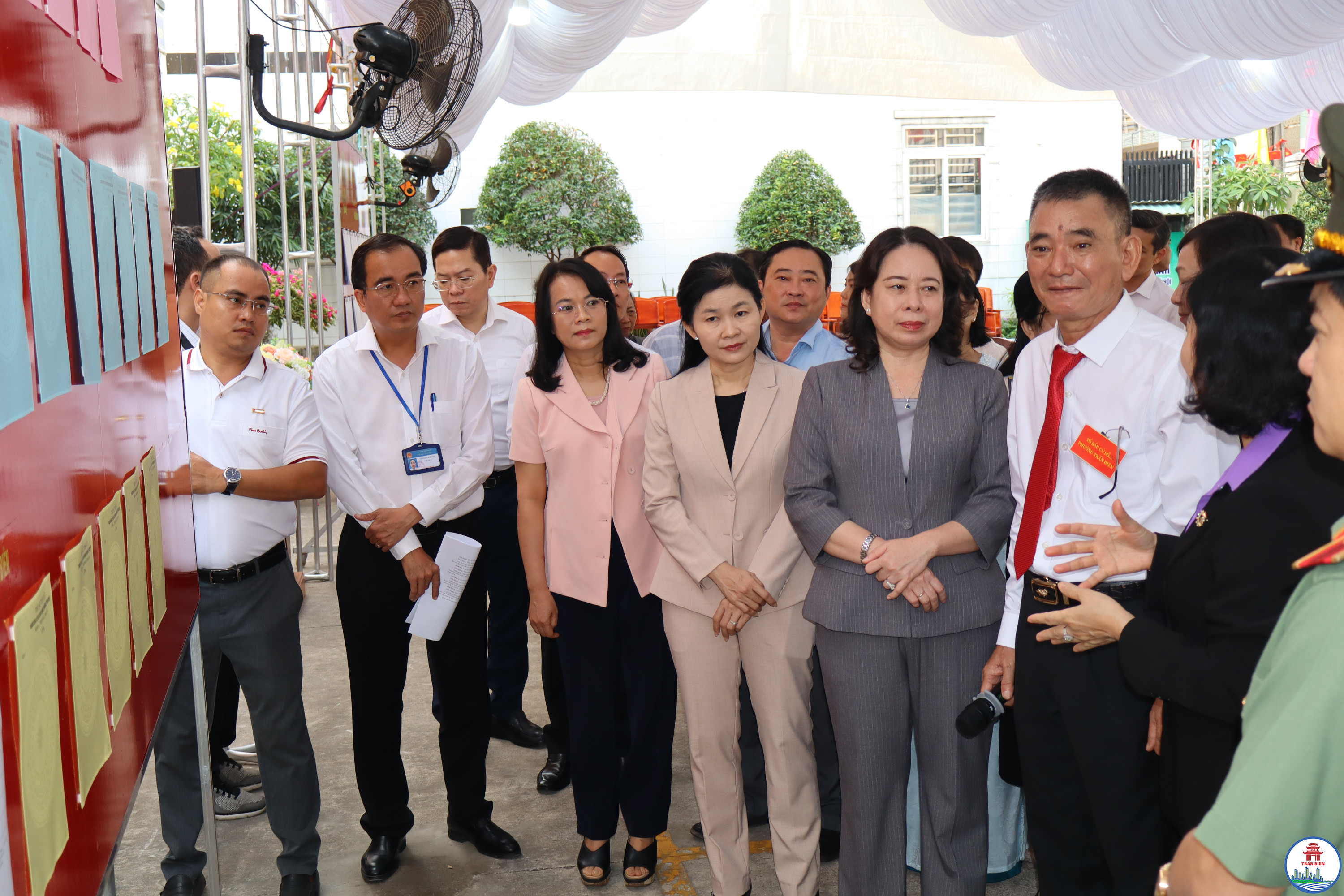 Phó Chủ tịch nước Võ Thị Ánh Xuân cùng các thành viên Đoàn công tác kiểm tra công tác chuẩn bị bầu cử tại Tổ bầu cử số 32 phường Trấn Biên.