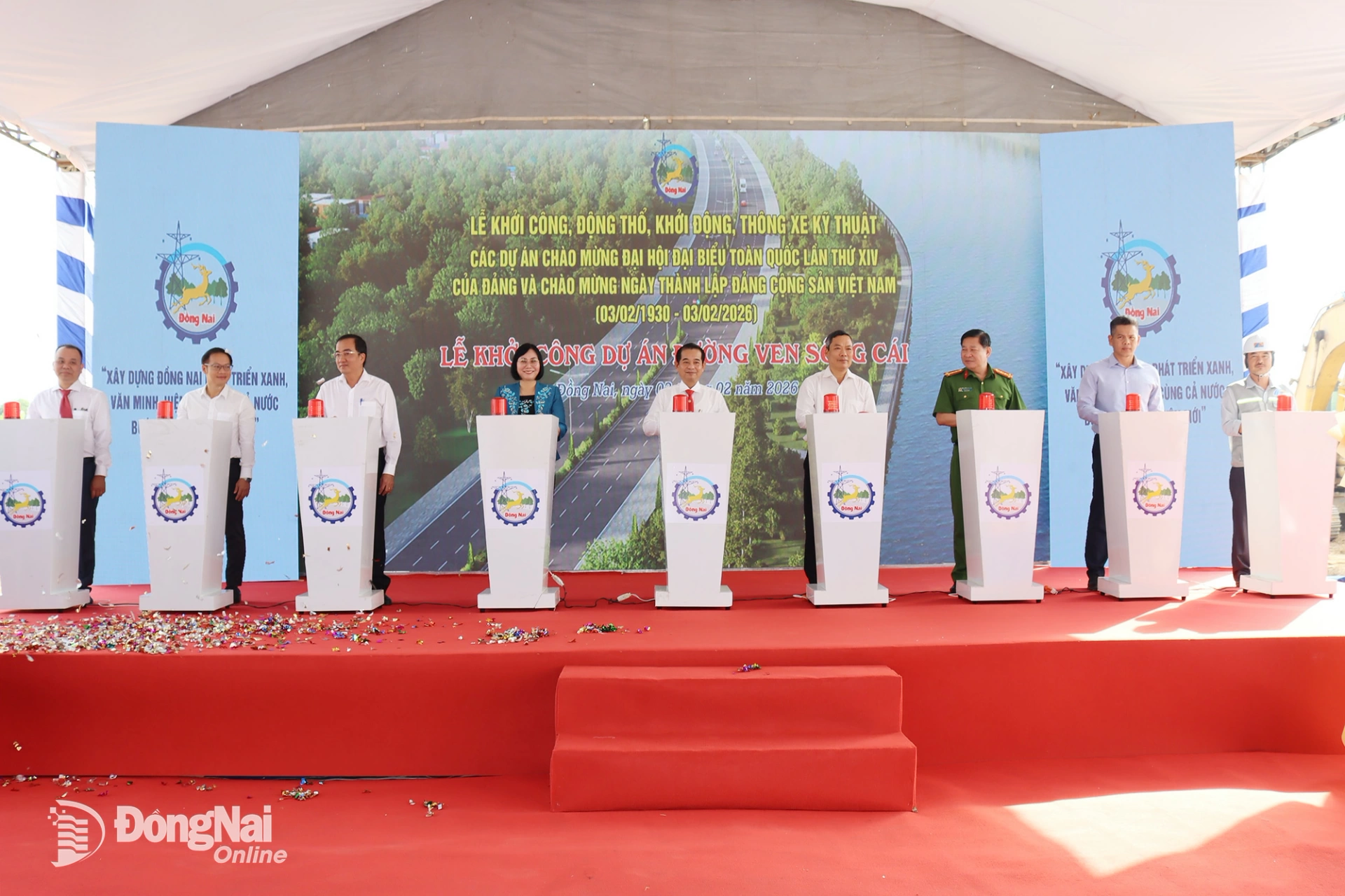 Các đồng chí lãnh đạo tỉnh Đồng Nai, các sở, ngành, địa phương, chủ đầu tư thực hiện nghi thức khởi công Dự án Xây dựng đường ven sông Cái. Ảnh: Hoàng Lộc