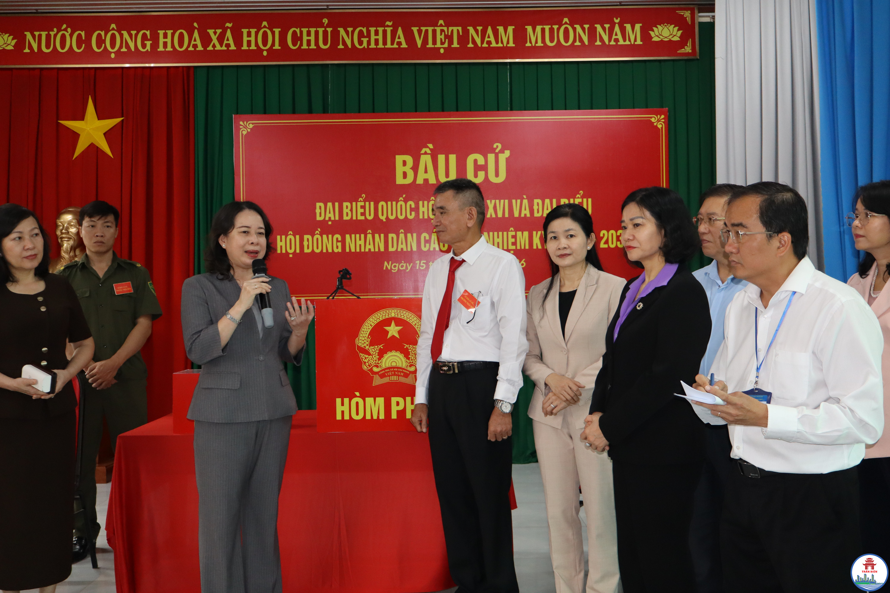 Phó Chủ tịch nước Võ Thị Ánh Xuân kiểm tra ghi nhận và đánh giá cao công tác chuẩn bị tại điểm bầu cử