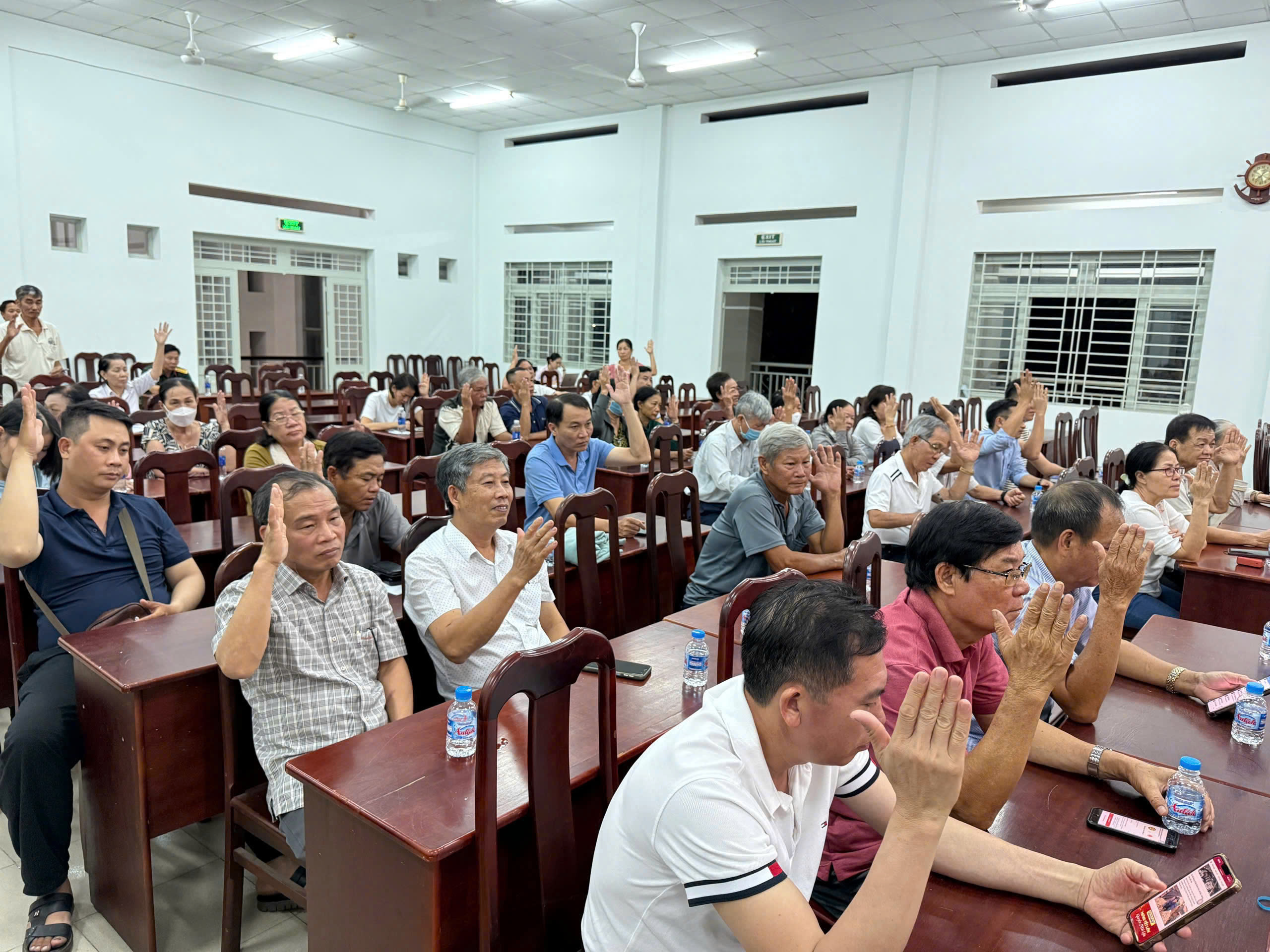 Các cử tri tham dự biểu quyết tại hội nghị