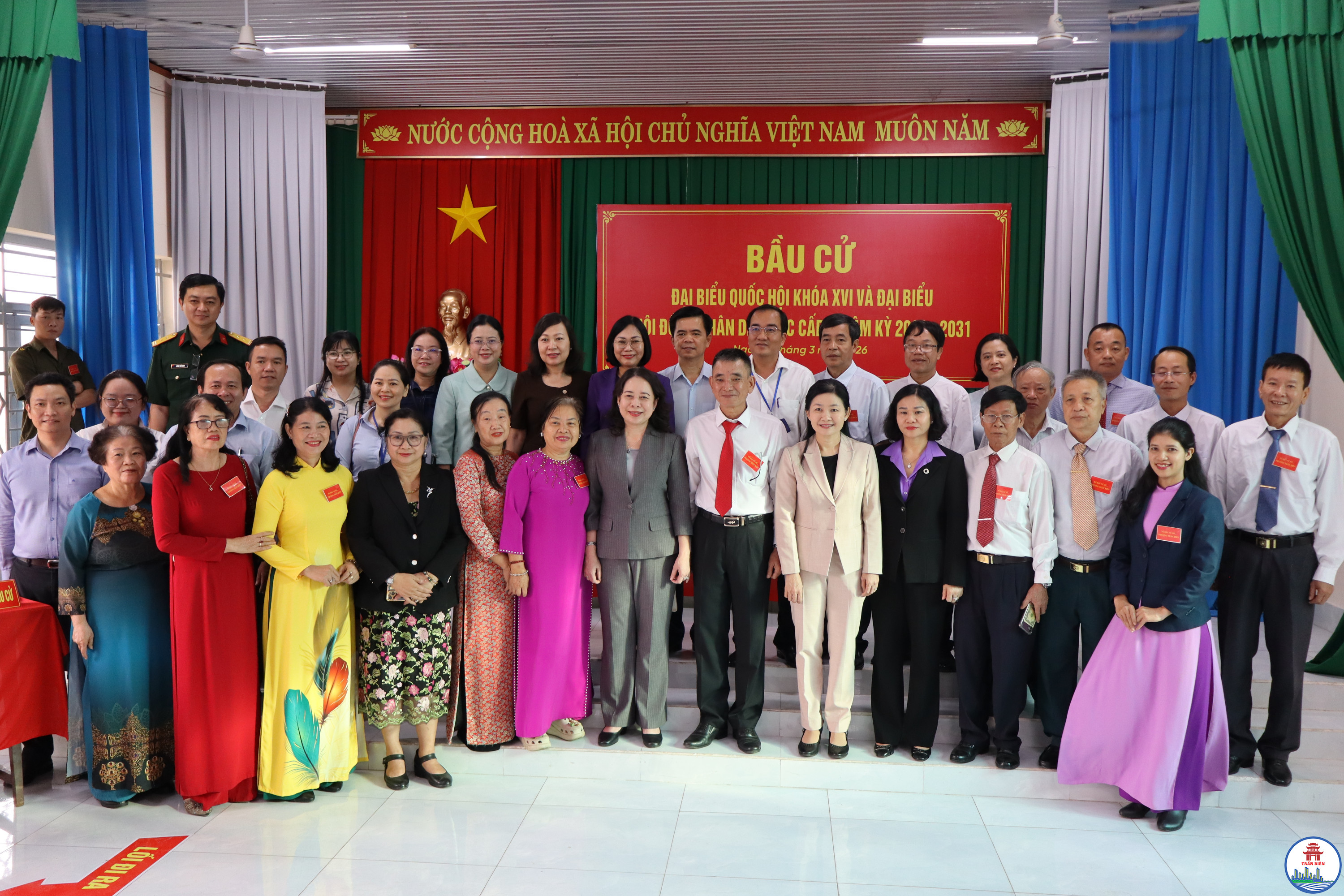 Phó Chủ tịch nước Võ Thị Ánh Xuân cùng các thành viên Đoàn công tác cùng lãnh đạo tỉnh Đồng Nai và Tổ bầu cử số 32 phường Trấn Biên