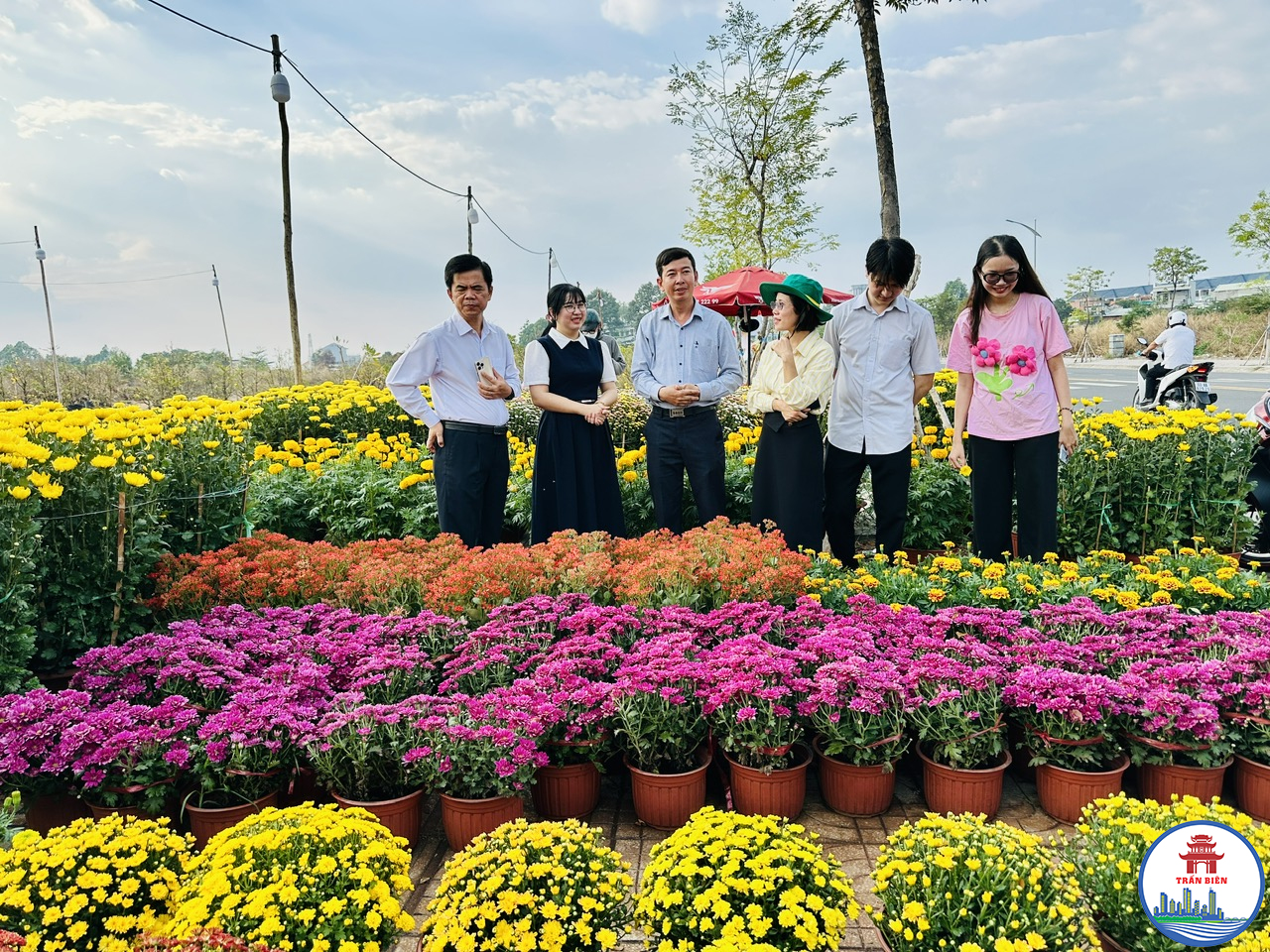 Ông Lâm Tấn Khải , Phó Bí thư Thường trực Đảng ủy phường Trấn Biên cùng Đoàn công tác của Hội Nông dân tỉnh tham quan tại Chợ hoa Xuân Bính Ngọ 2026