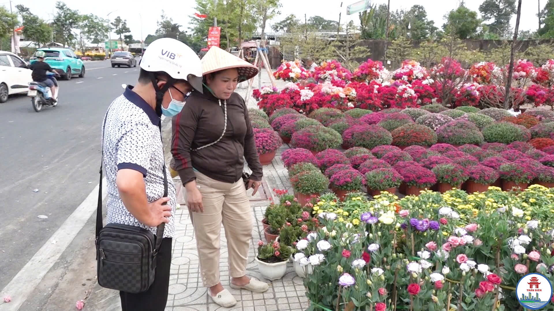 Khách hàng mua hoa tại Chợ hoa xuân của Hội Nông dân phường Trấn Biên