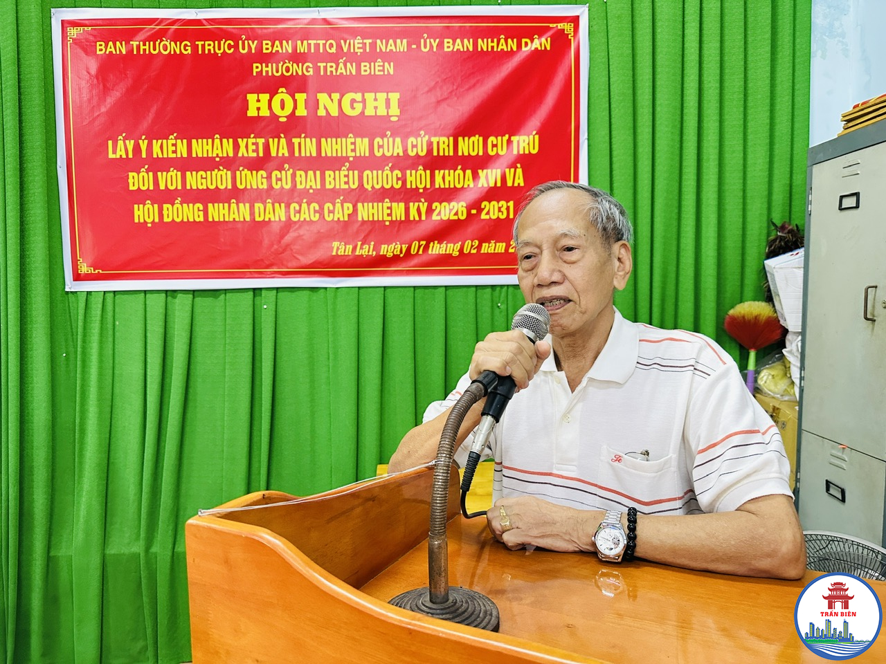 Cử tri Nguyễn Như Lộc, khu phố Tân Lại, phường Trấn Biên biểu đóng góp ý kiến tại hội nghị