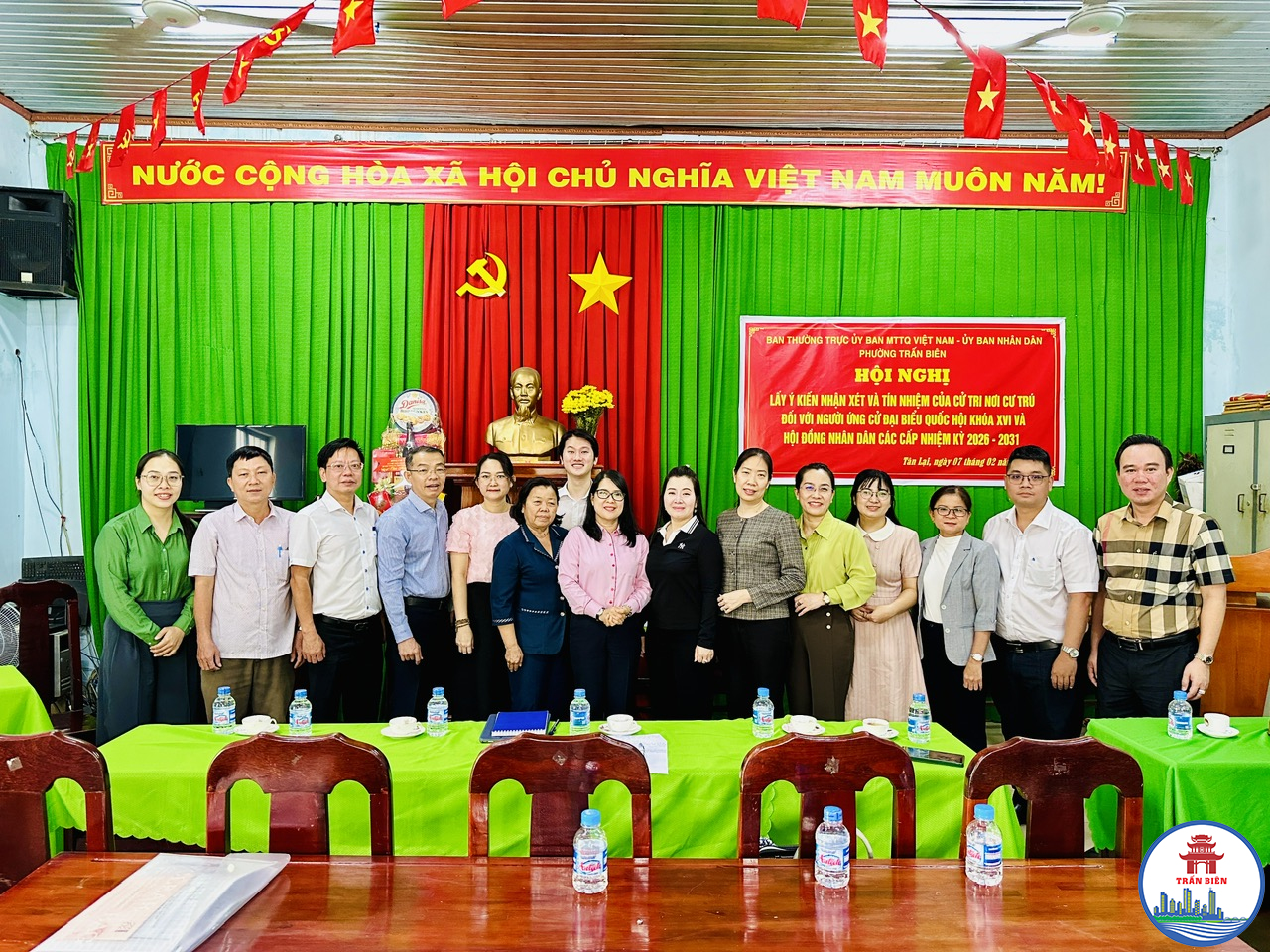 Các đại biểu chụp hình lưu niệm