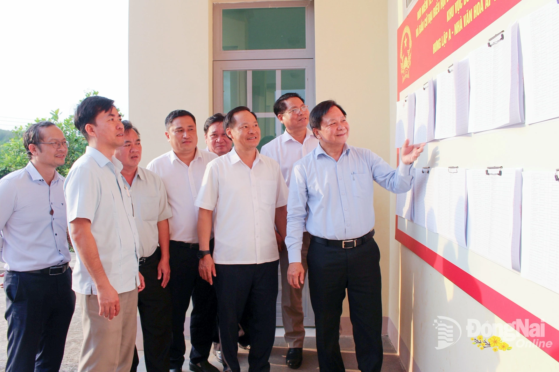 Tỉnh ủy viên, Phó Chủ tịch HĐND tỉnh Đồng Nai Trần Văn Mi kiểm tra công tác bầu cử tại xã Tân Hưng. Ảnh: Hồ Thảo