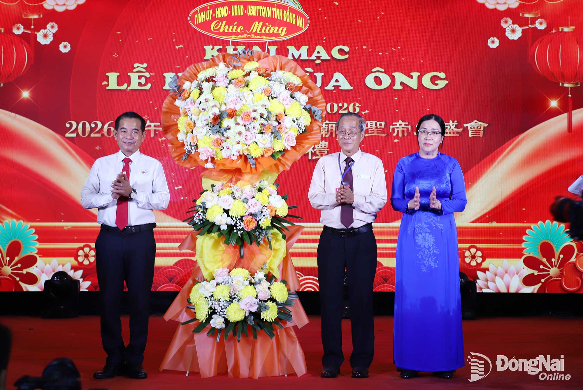 Phó Bí thư Tỉnh ủy, Trưởng ban Tổ chức Tỉnh ủy Thái Bảo trao lẵng hoa chúc mừng của Tỉnh ủy - HĐND - UBND - Ủy ban MTTQ Việt Nam tỉnh cho Ban tổ chức lễ hội. Ảnh: My Ny