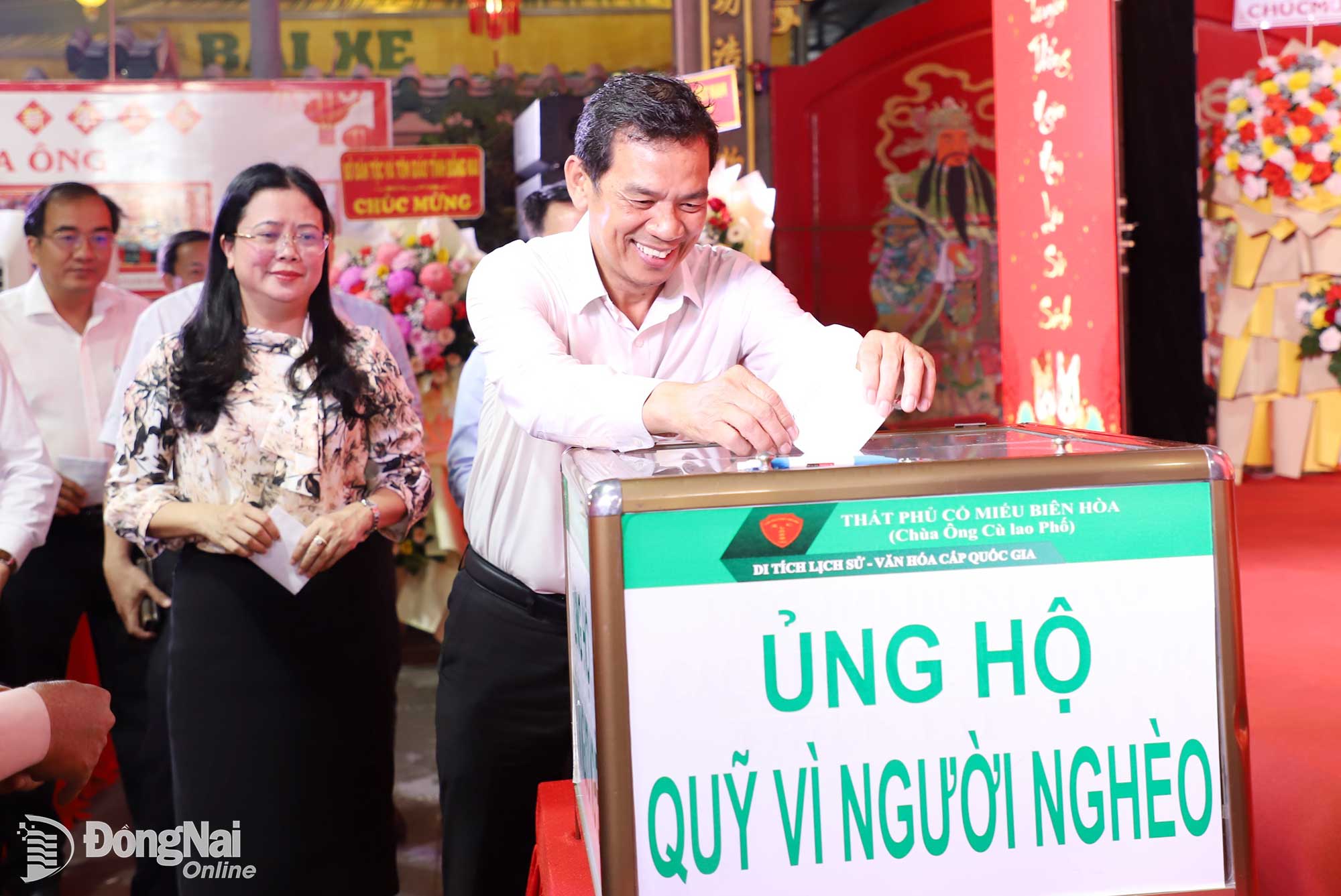 Ủy viên Ban Thường vụ Tỉnh ủy, Chủ nhiệm Ủy ban Kiểm tra Tỉnh ủy Trần Trung Nhân cùng các đại biểu quyên góp ủng hộ Quỹ vì người nghèo tại lễ khai mạc. Ảnh: My Ny