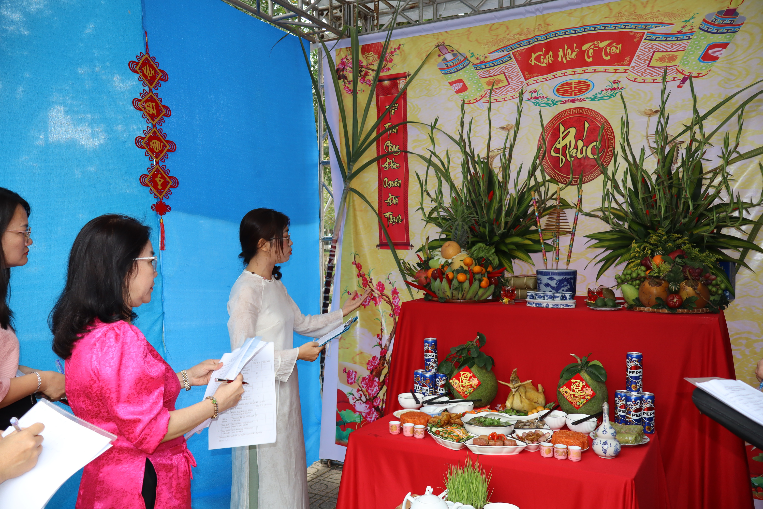 Ban Giám khảo chấm điểm phần trình bày hội thi trang trí bàn thờ gia tiên, kết mâm ngũ quả