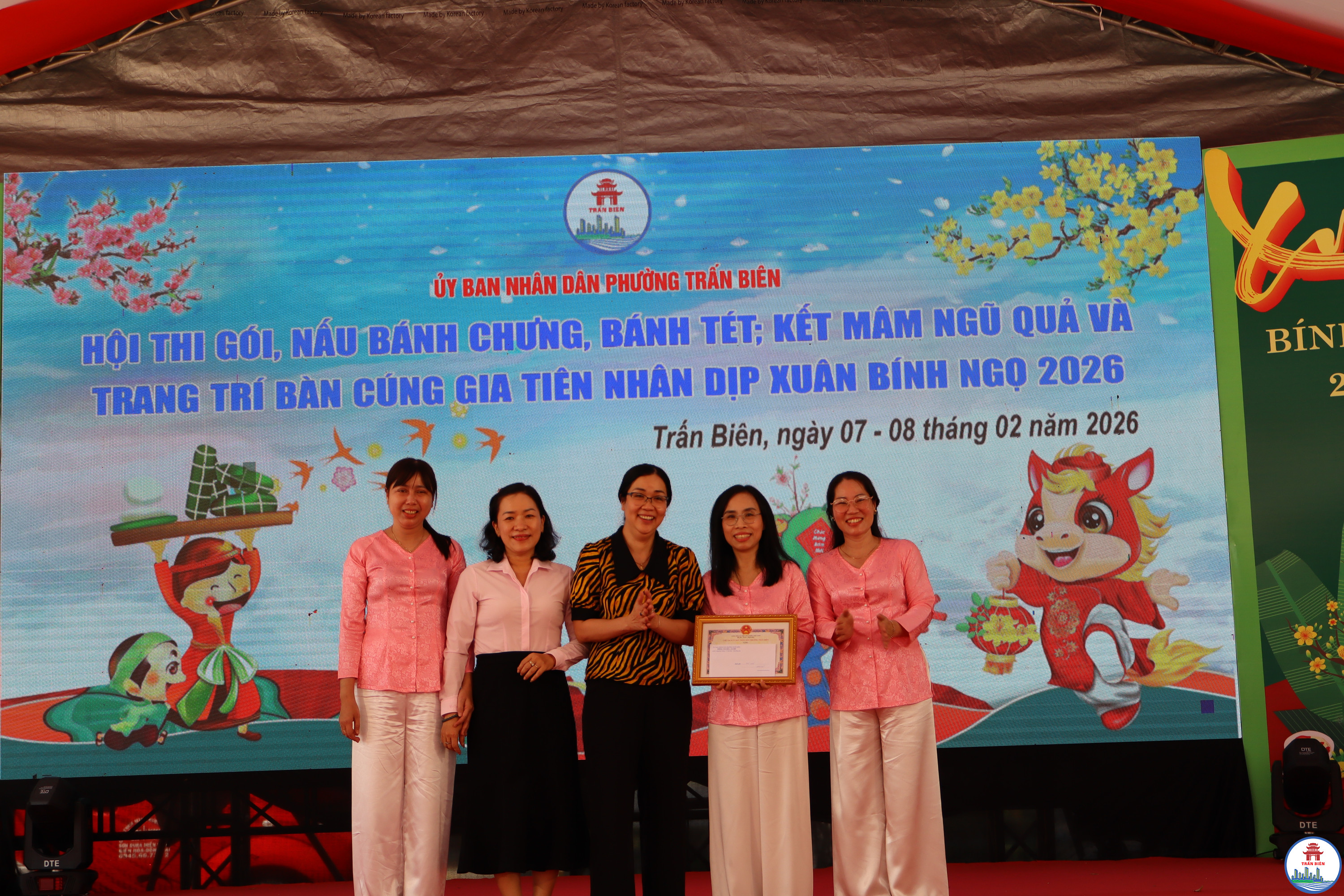 Ban Tổ chức trao giải cho các đội thi gồm liên quân khối mầm non, khối Tiểu học, khối THCS và các đoàn thể phường Trấn Biên