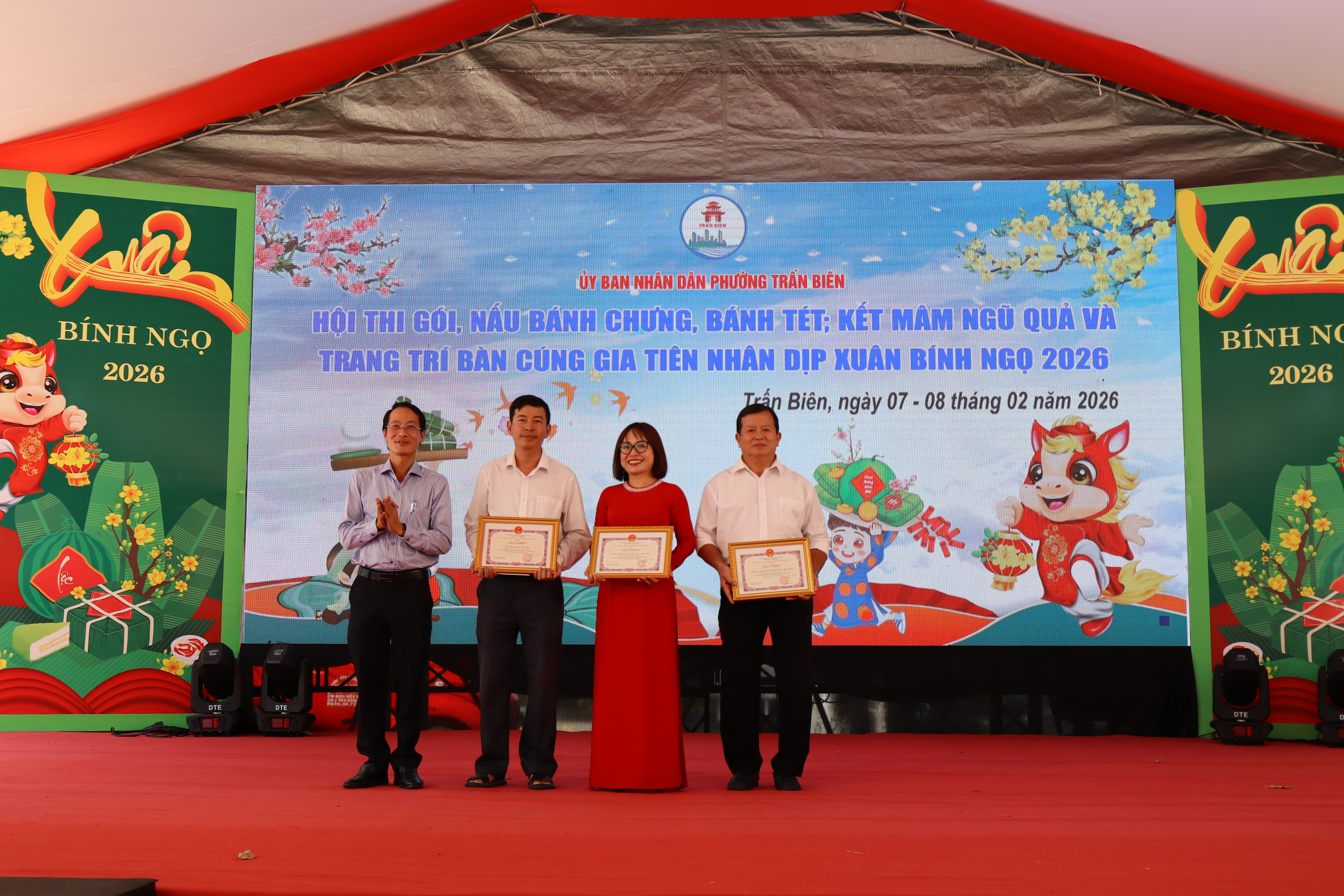 Ban Tổ chức trao giải cho các đội thi gồm liên quân khối mầm non, khối Tiểu học, khối THCS và các đoàn thể phường Trấn Biên (3) (1)