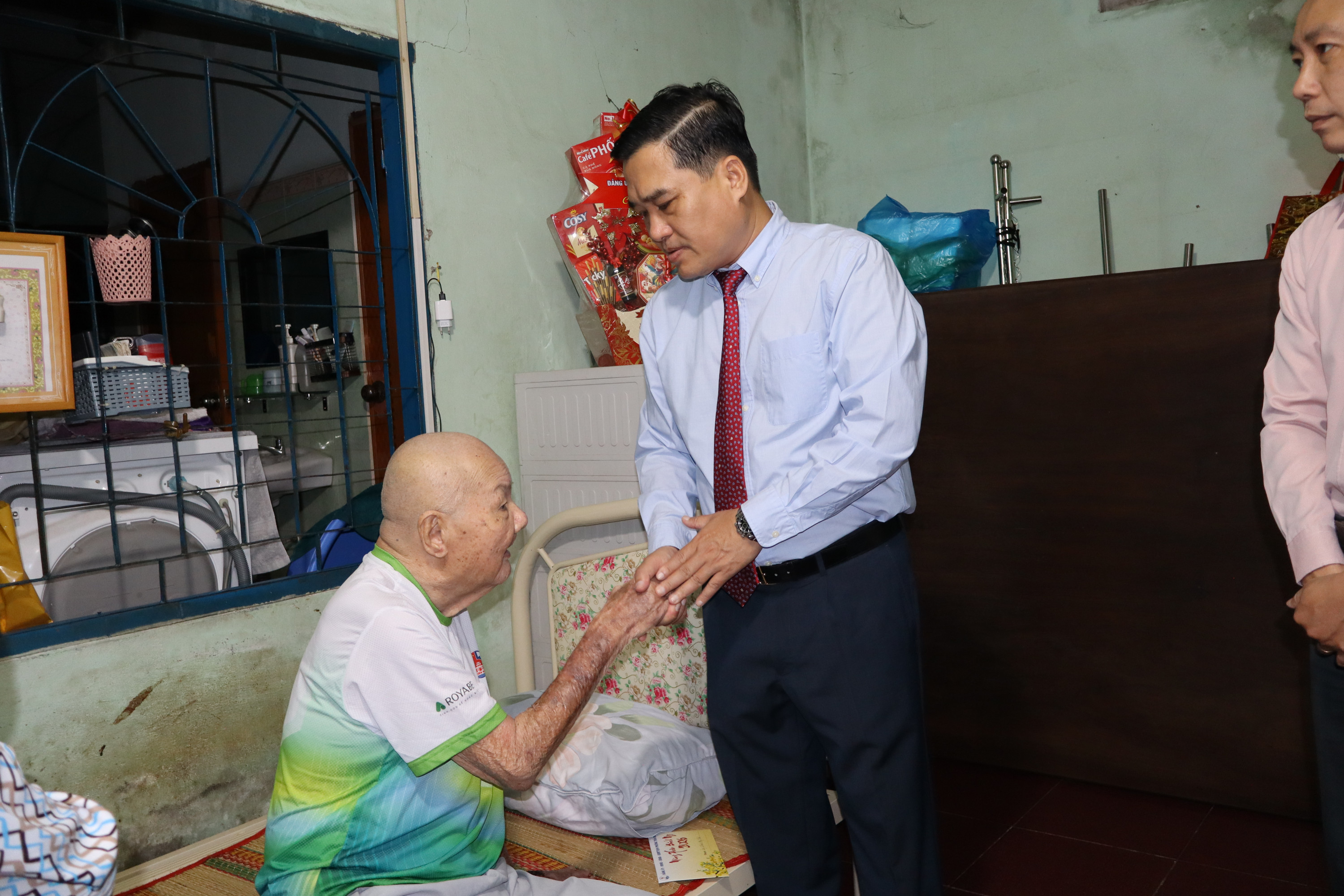 Bí thư Đảng ủy phường Trấn Biên Hồ Văn Nam thăm hỏi đối tượng Người có công