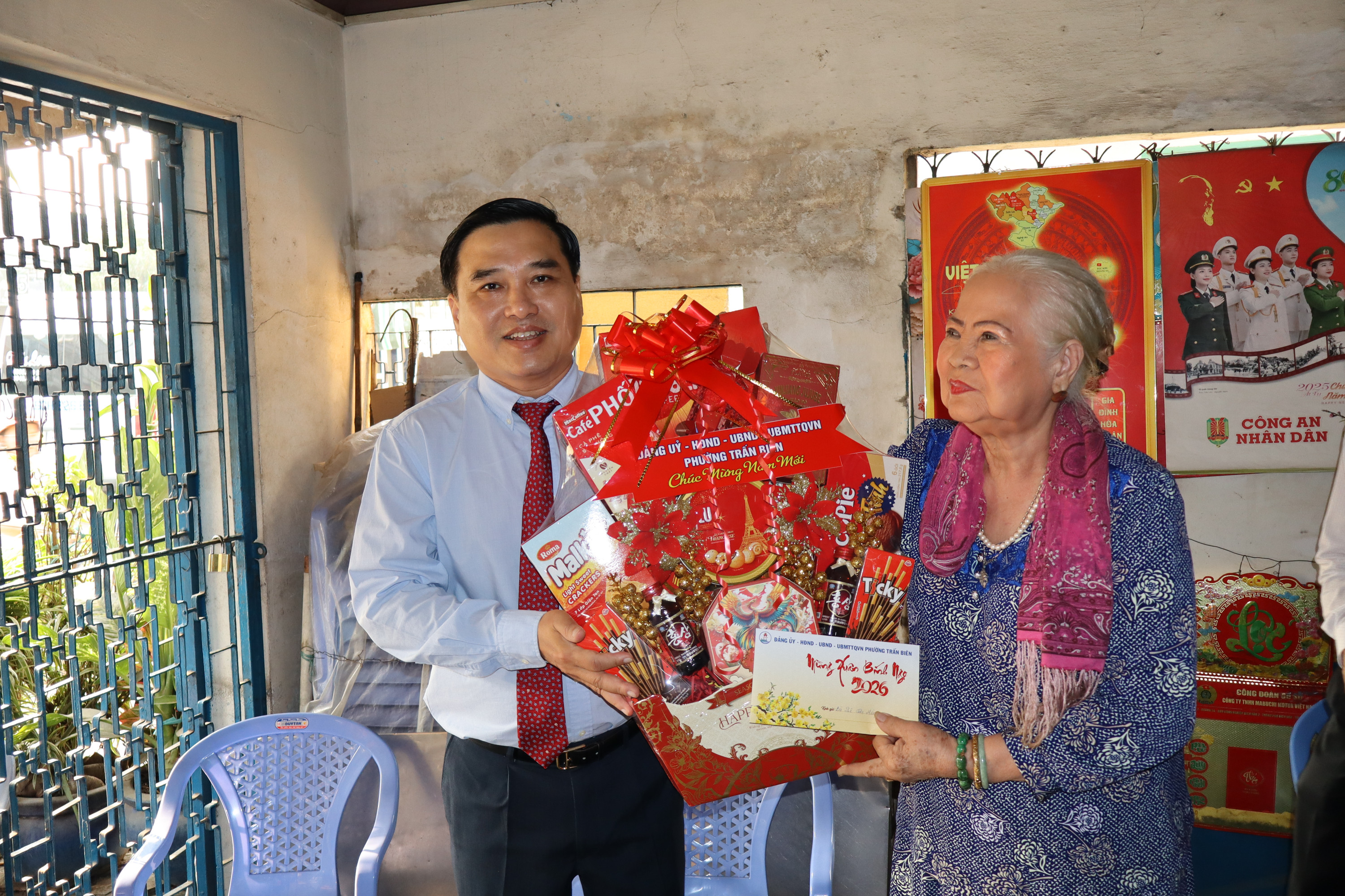 Bí thư Đảng ủy phường Trấn Biên Hồ Văn Nam thăm, tặng quà đối tượng Người có công