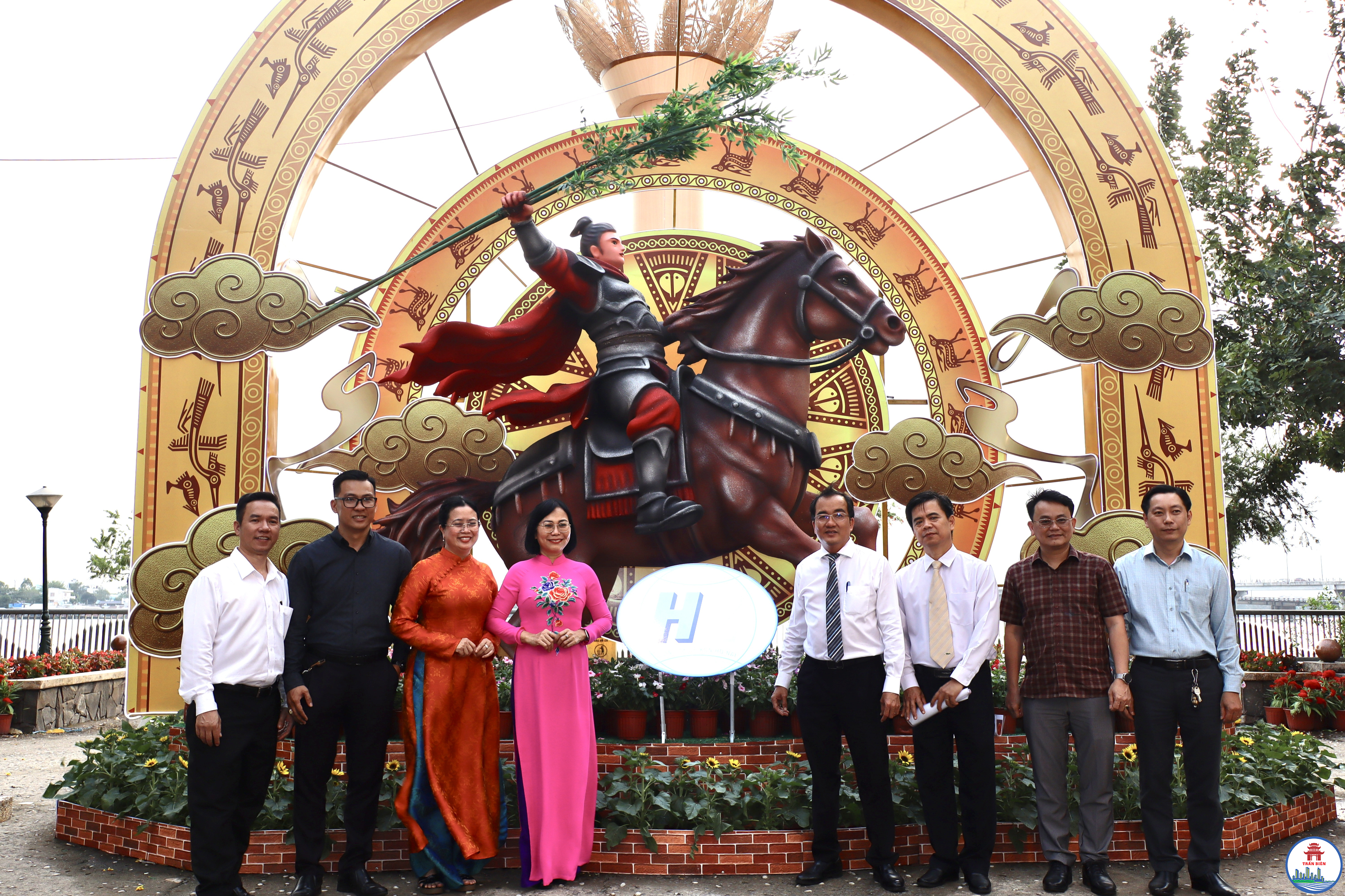 Các đại biểu tham quan công trình đường hoa Nguyễn Văn Trị (1)