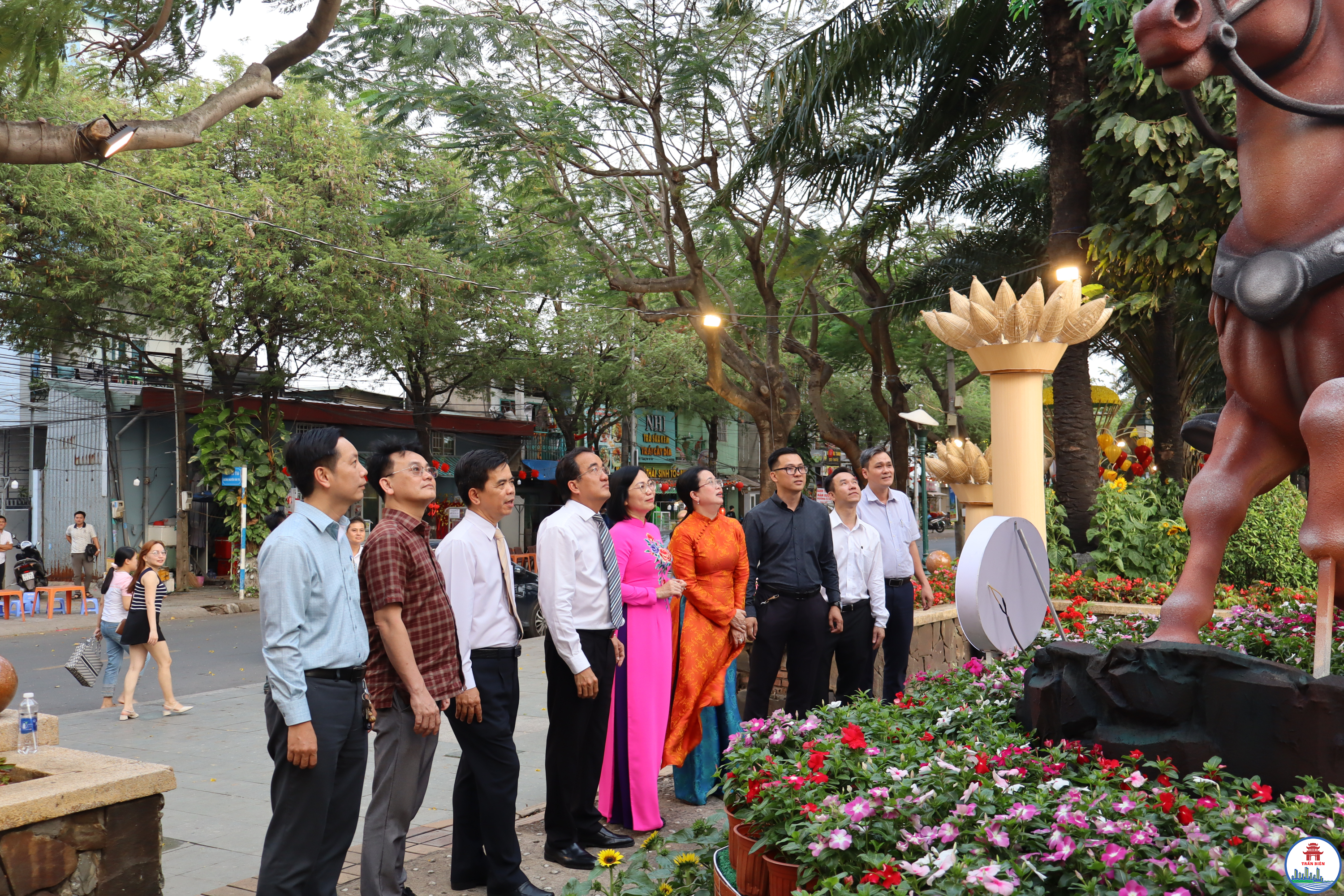 Các đại biểu tham quan công trình đường hoa Nguyễn Văn Trị