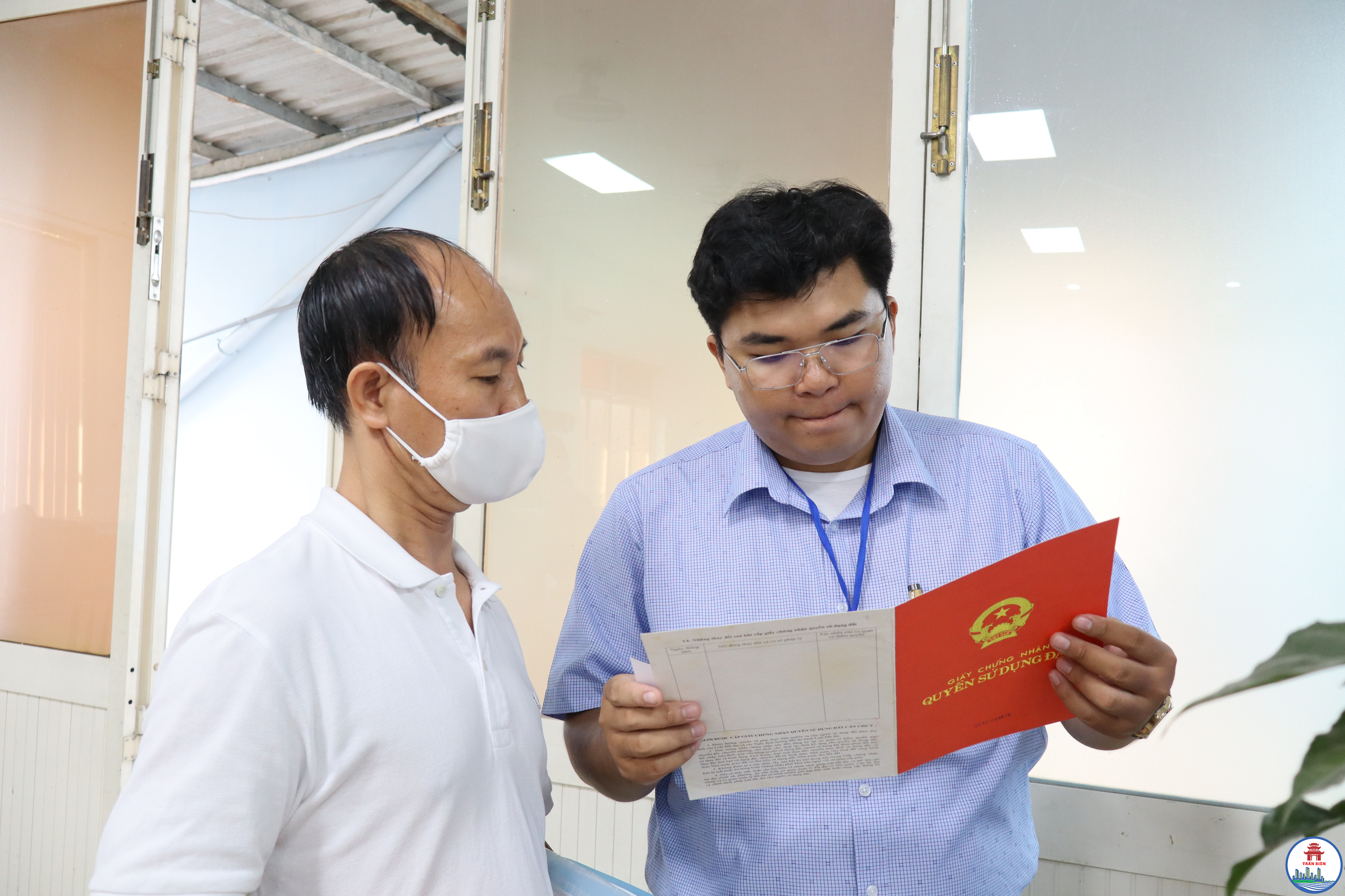 Cán bộ phường Trấn Biên hướng dẫn người dân lấy số thứ tự