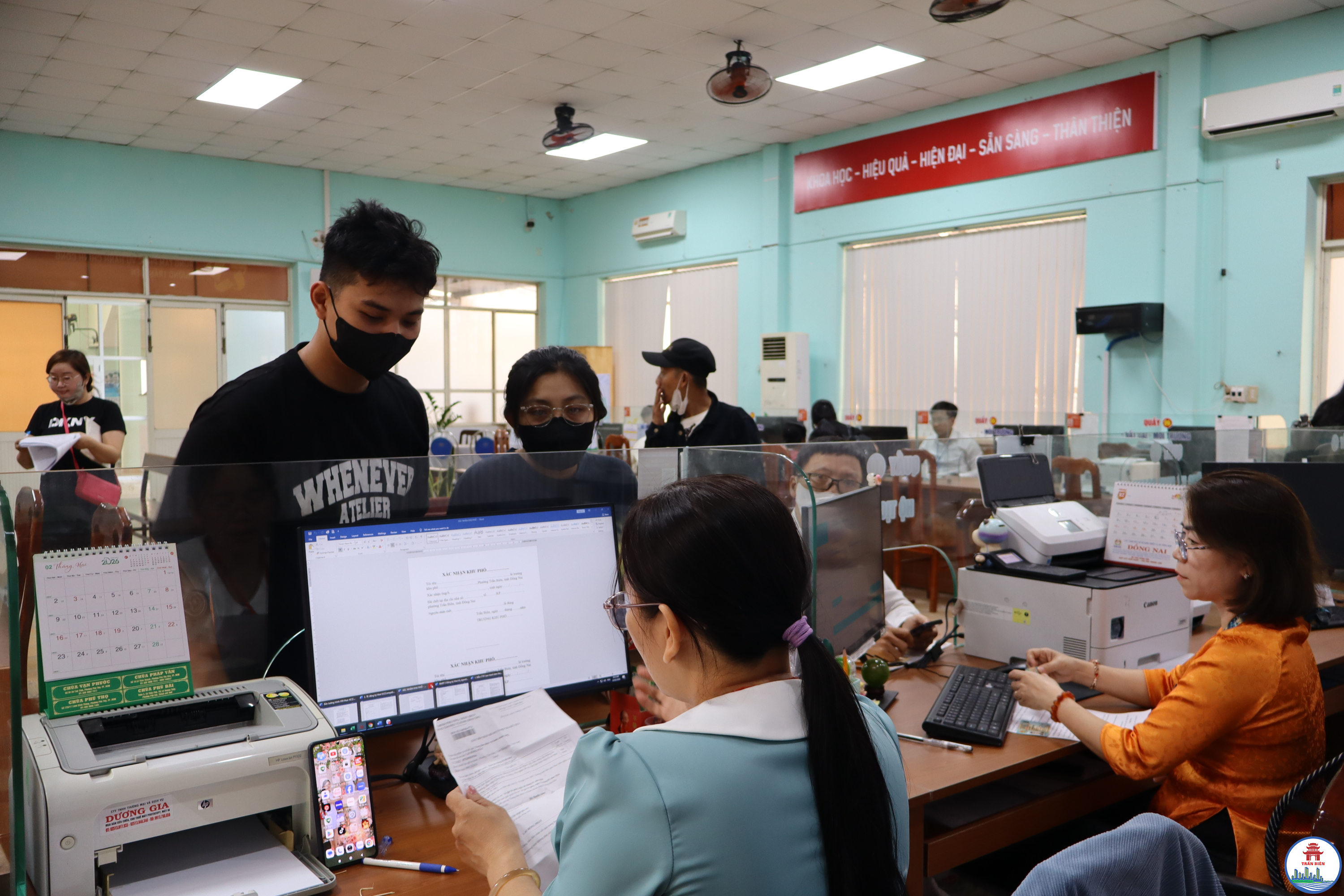 Cán bộ tiếp nhận và hướng dẫn người dân giải quyết thủ tục hành chính