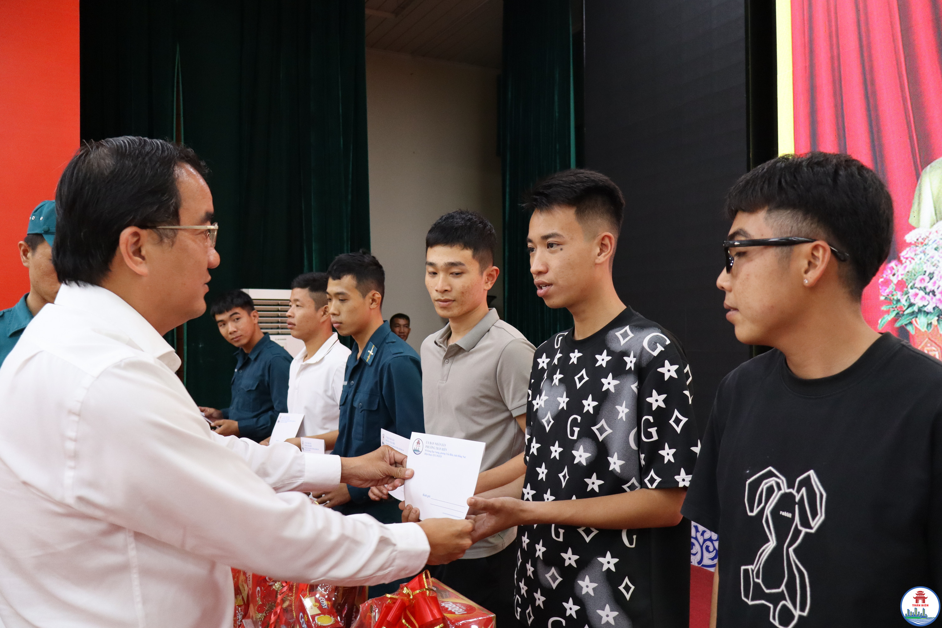Chủ tịch UBND phường Trấn Biên trao quà và chúc mừng các thanh niên hoàn thành nghĩa vụ quân sự (2)