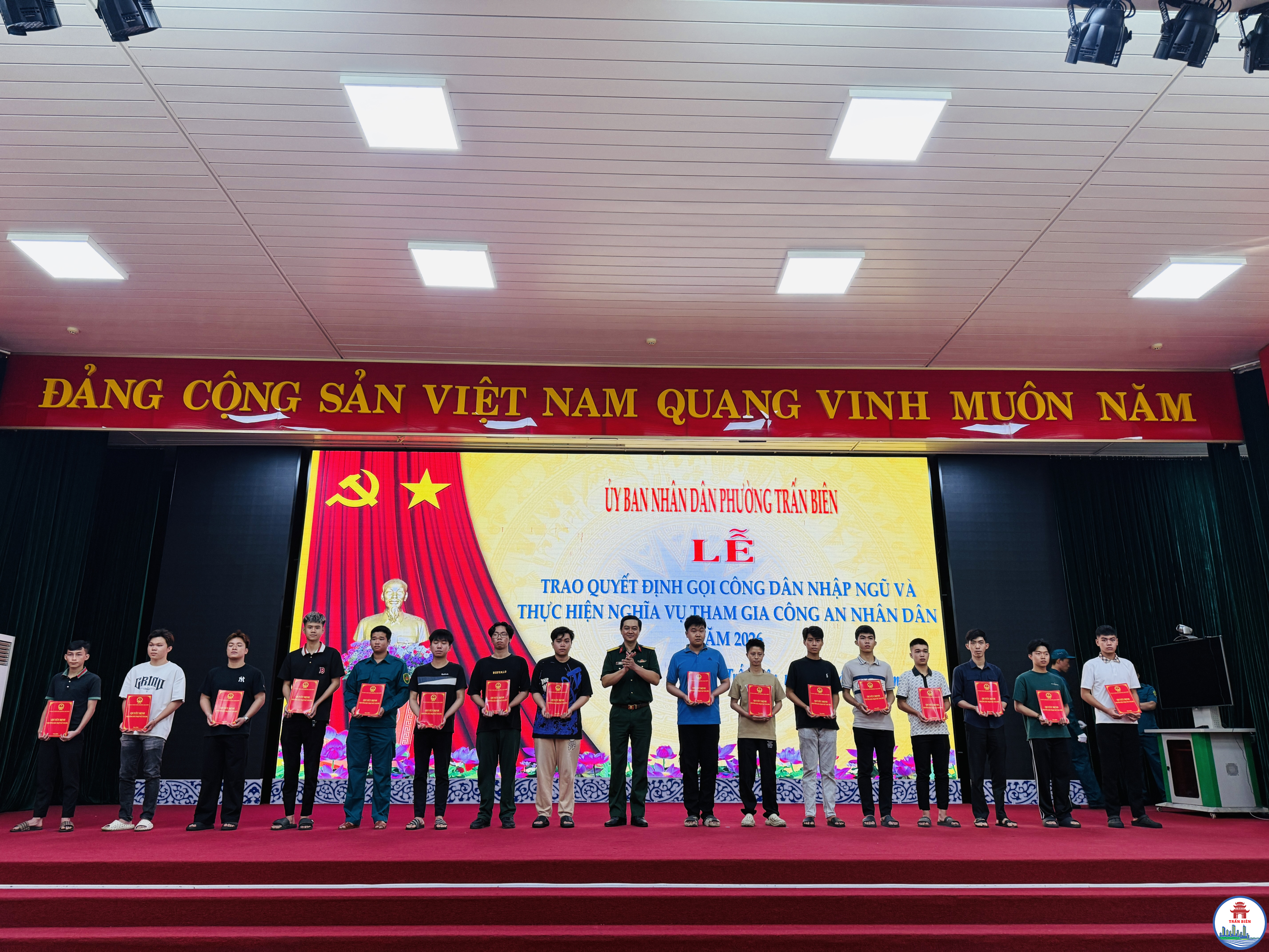 Đại diện lãnh đạo BCH Quân sự phường trao Quyết định cho các thanh niên
