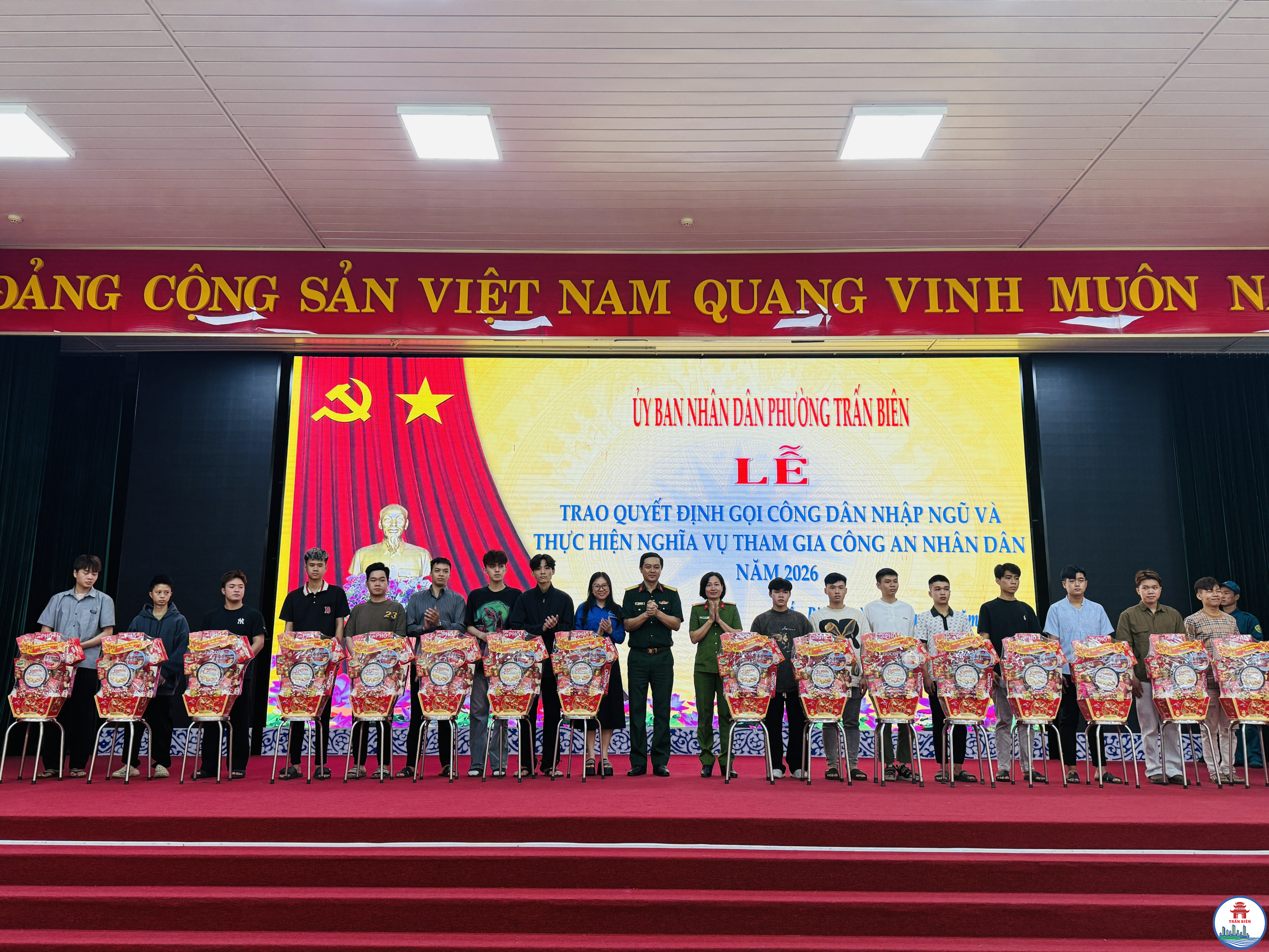 Hội đồng Nghĩa vụ quân sự phường trao quà động viên các thanh niên