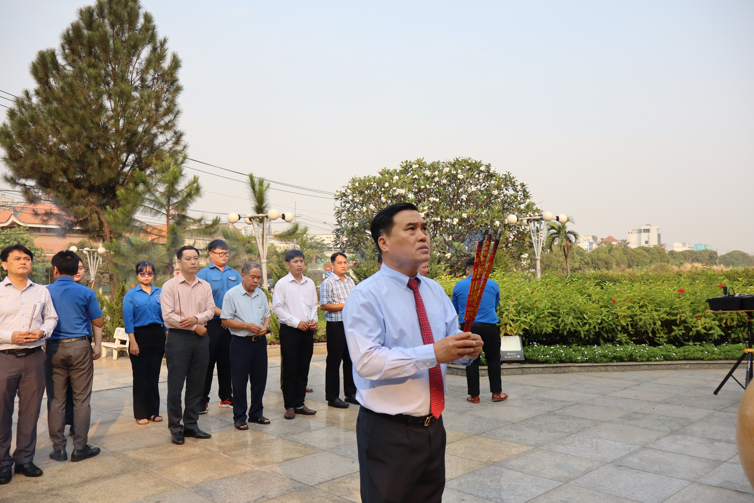 Lãnh đạo Đảng ủy, HĐND, UBND, Ủy ban MTTQ Việt Nam phường Trấn Biên dâng hương Đài tưởng niệm Lam Sơn. Thùy Anh