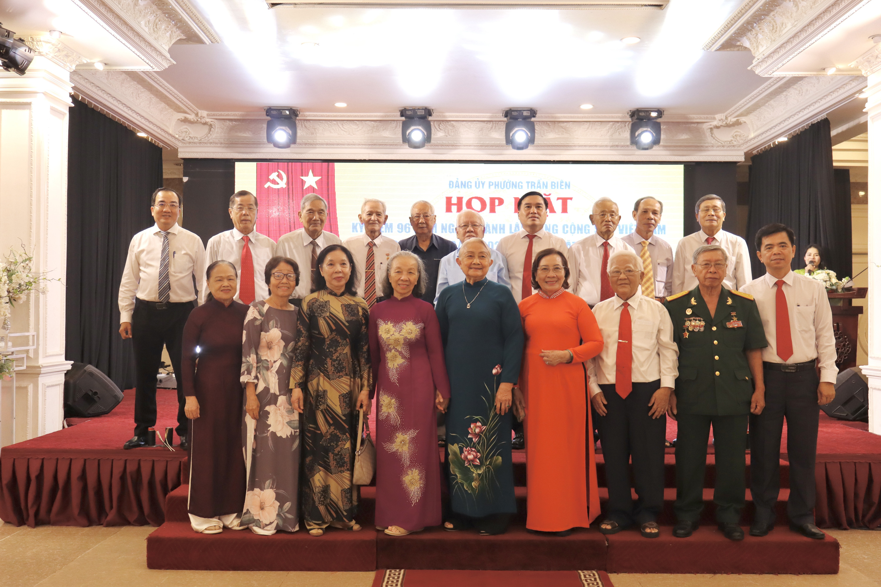 Lãnh đạo phường Trấn Biên chụp hình lưu niệm với nguyên lãnh đạo Tỉnh ủy, Thành ủy Biên Hòa qua các thời kỳ