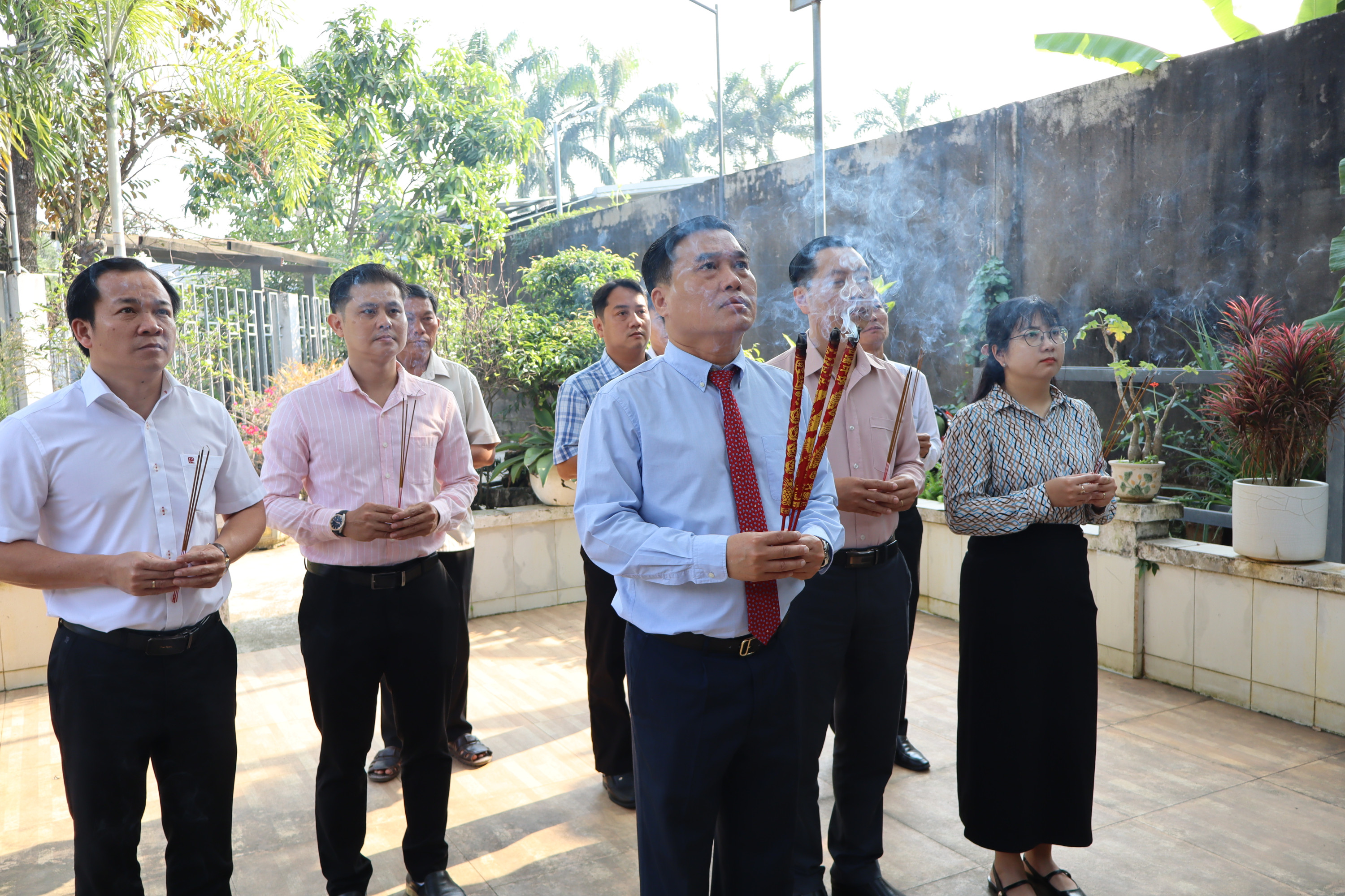 Lãnh đạo phường Trấn Biên dâng hương tại bia Bình Quang