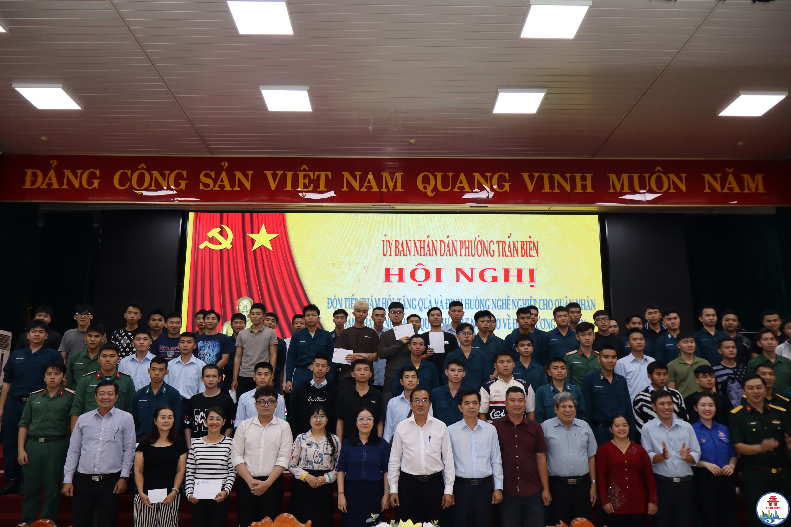 Lãnh đạo phường Trấn Biên gặp gỡ trao tặng quà cho các thanh niên