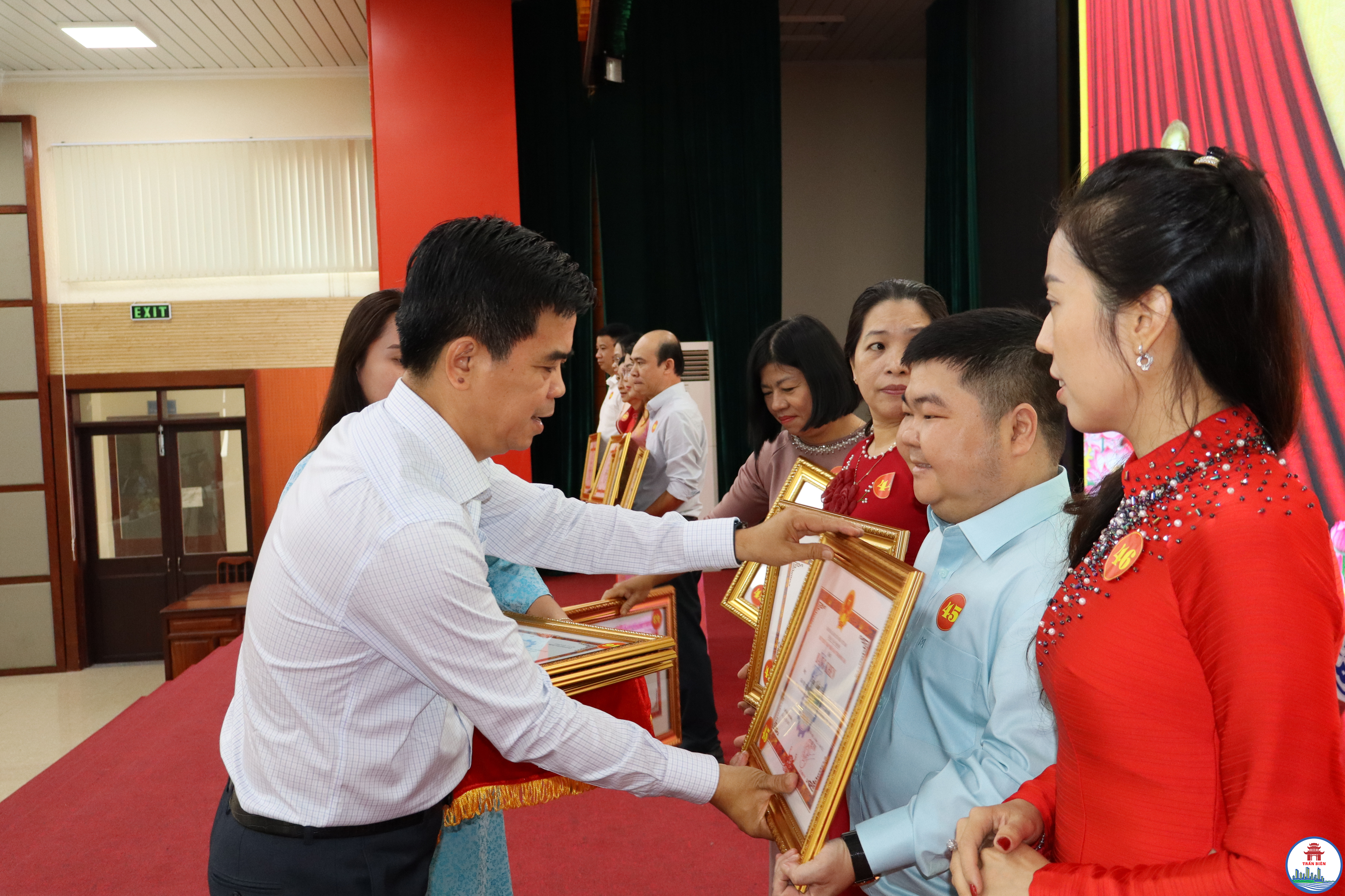 Lãnh đạo phường Trấn Biên tặng khen thưởng của UBND tỉnh các cá nhân, tập thể ngành Giáo dục và Đào tạo