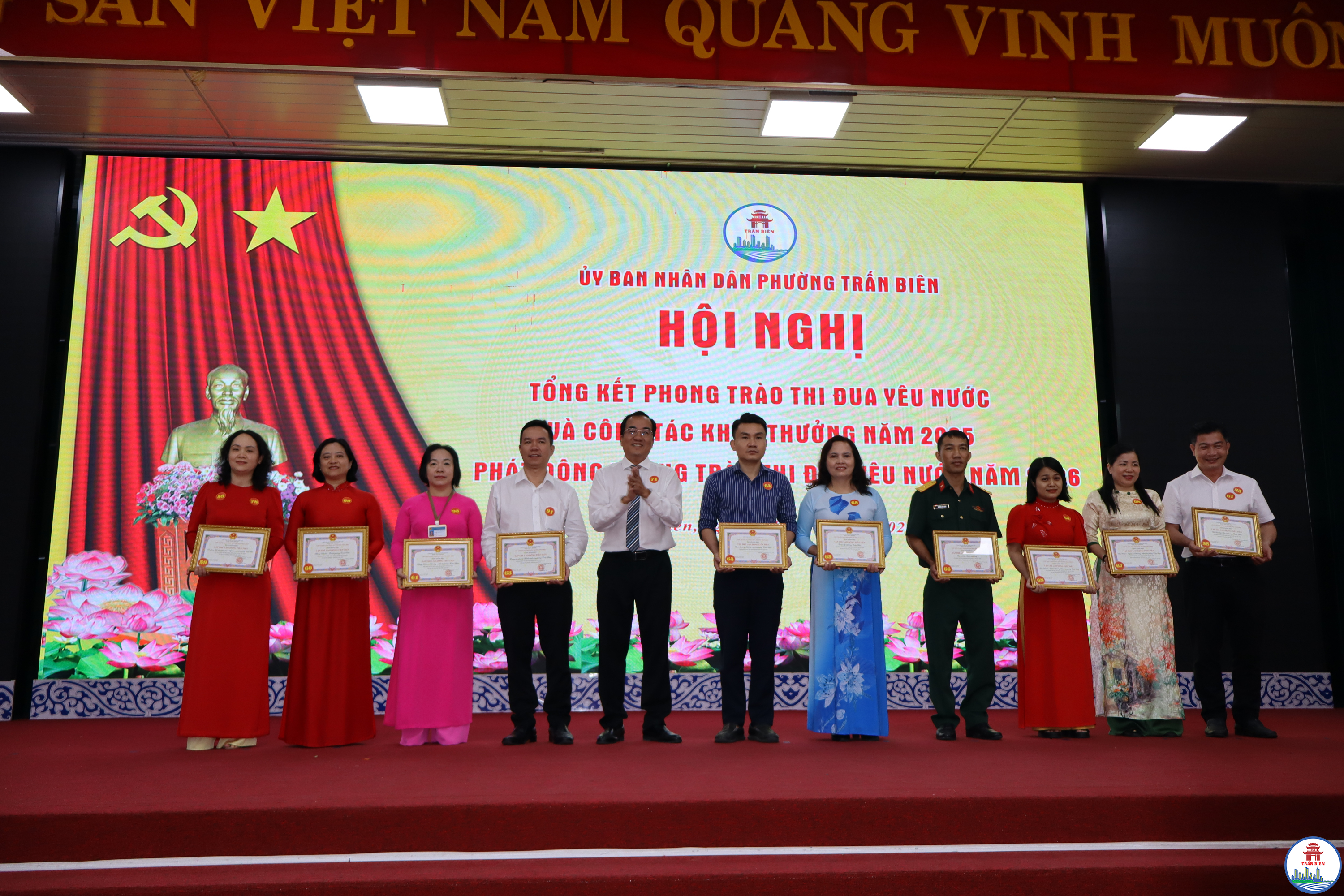 Lãnh đạo phường Trấn Biên trao khen thưởng cho các cá nhân, tập thể trong phong trào thi đua yêu nước phường Trấn Biên năm 2025