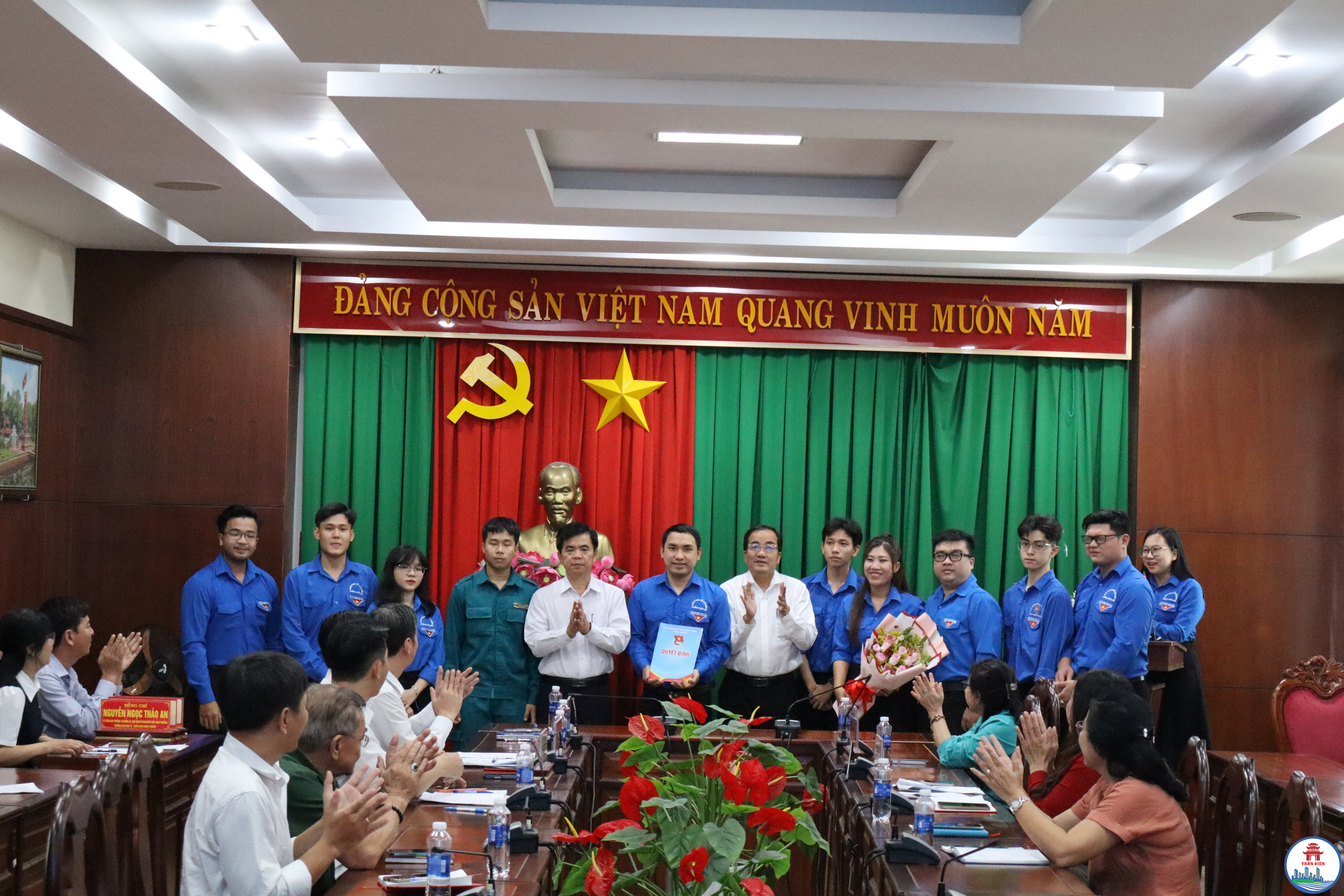 Lãnh đạo phường Trấn Biên trao Quyết định cho đội hình thanh niên tình nguyện hỗ trợ công tác bầu cử