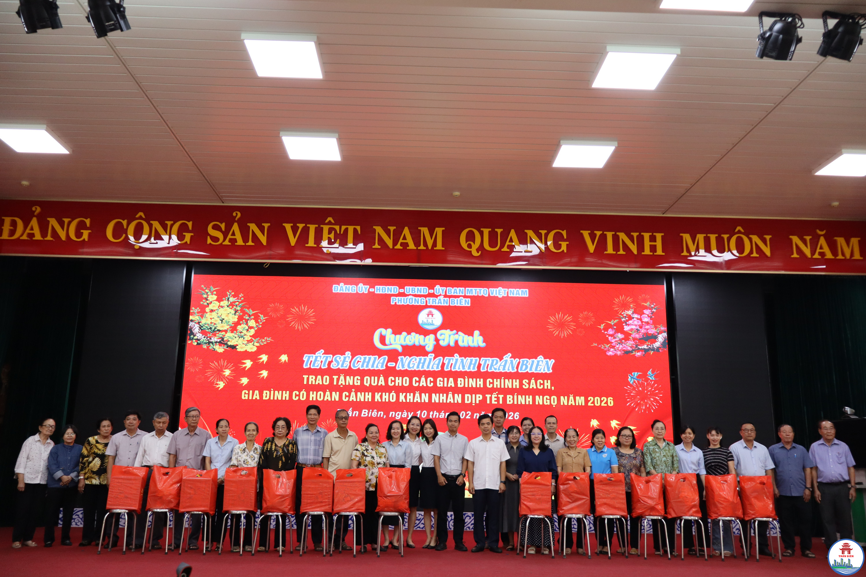 Lãnh đạo phường Trấn Biên và các mạnh thường quân trao tặng quà cho các đối tượng người có công, gia đình chính sách