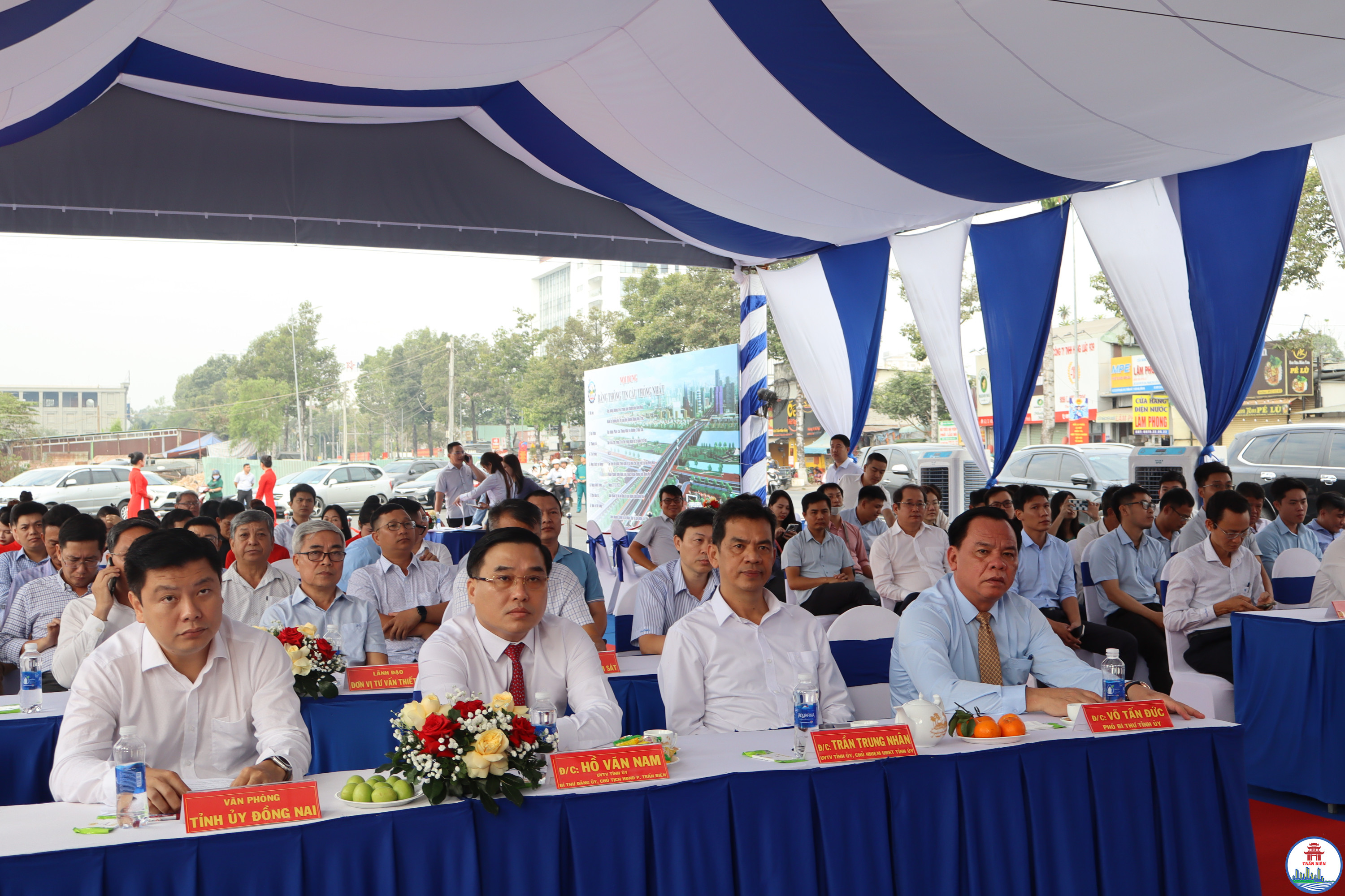 Lãnh đạo Tỉnh ủy, UBND tỉnh Đồng Nai và phường Trấn Biên dự lễ