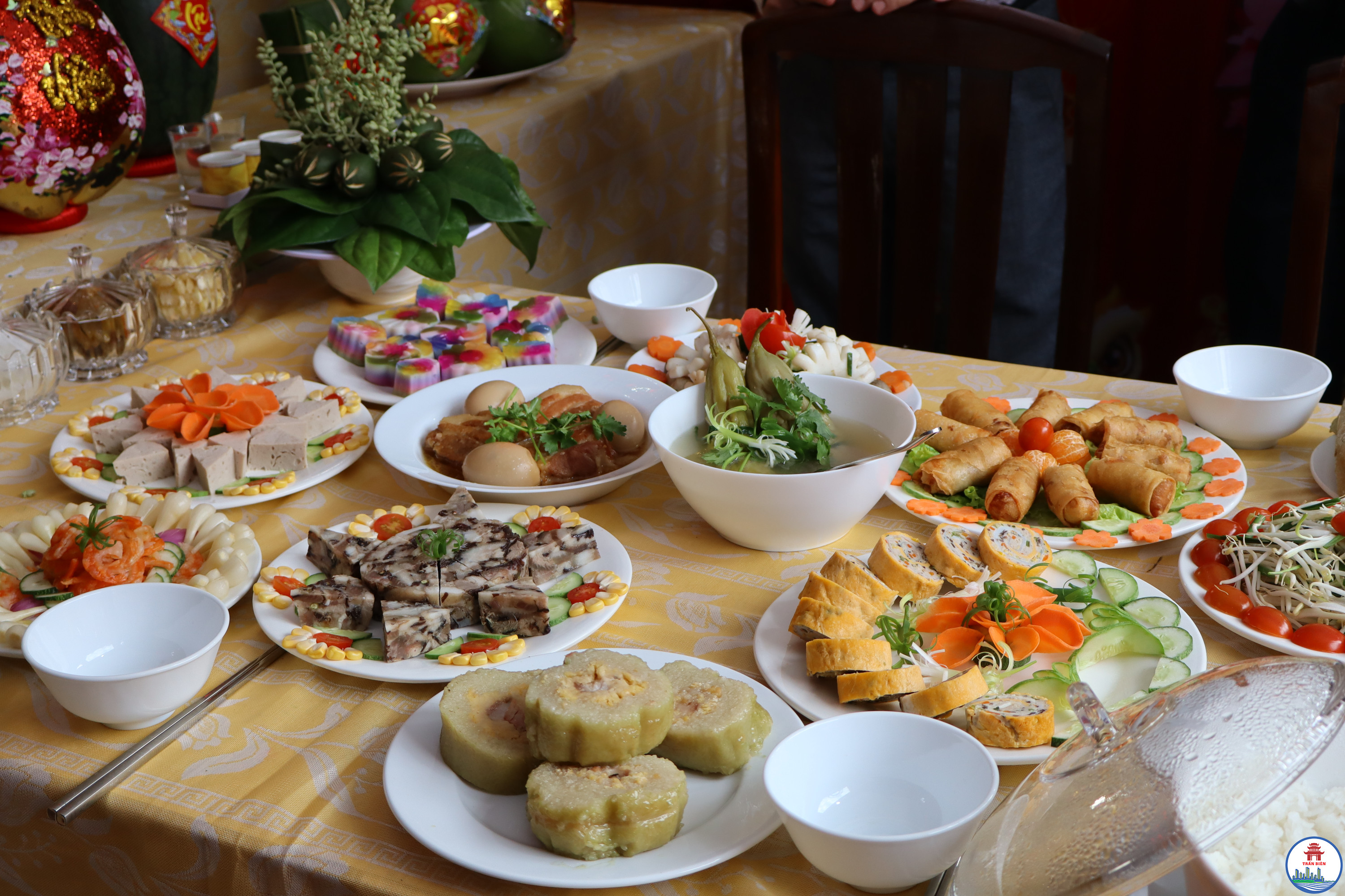 Một góc phần trình bày trang trí bàn thờ gia tiên của các đội dự thi