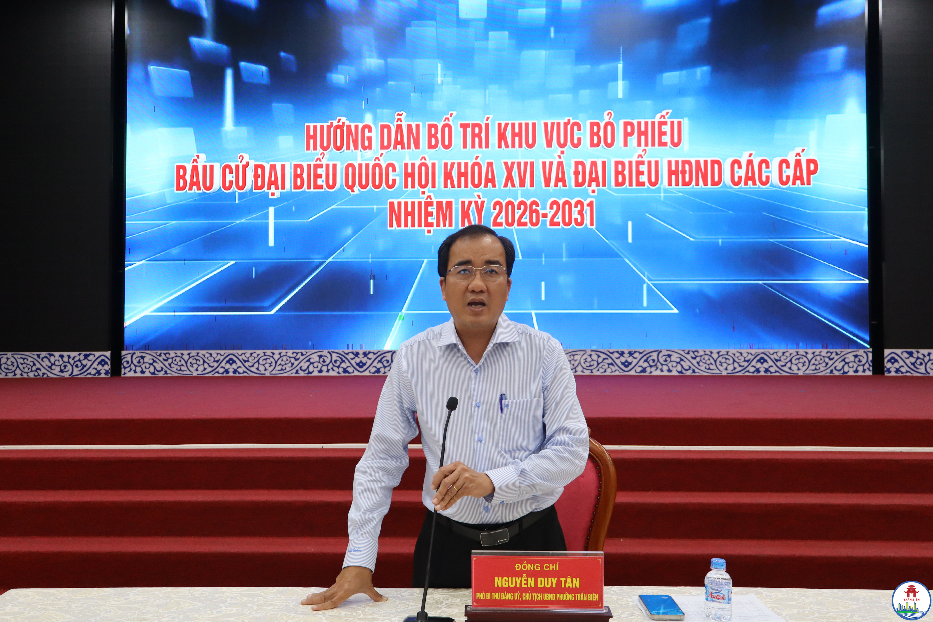 Phó Bí thư Đảng ủy, Chủ tịch UBND phường Trấn Biên Nguyễn Duy Tân phát biểu tại hội nghị