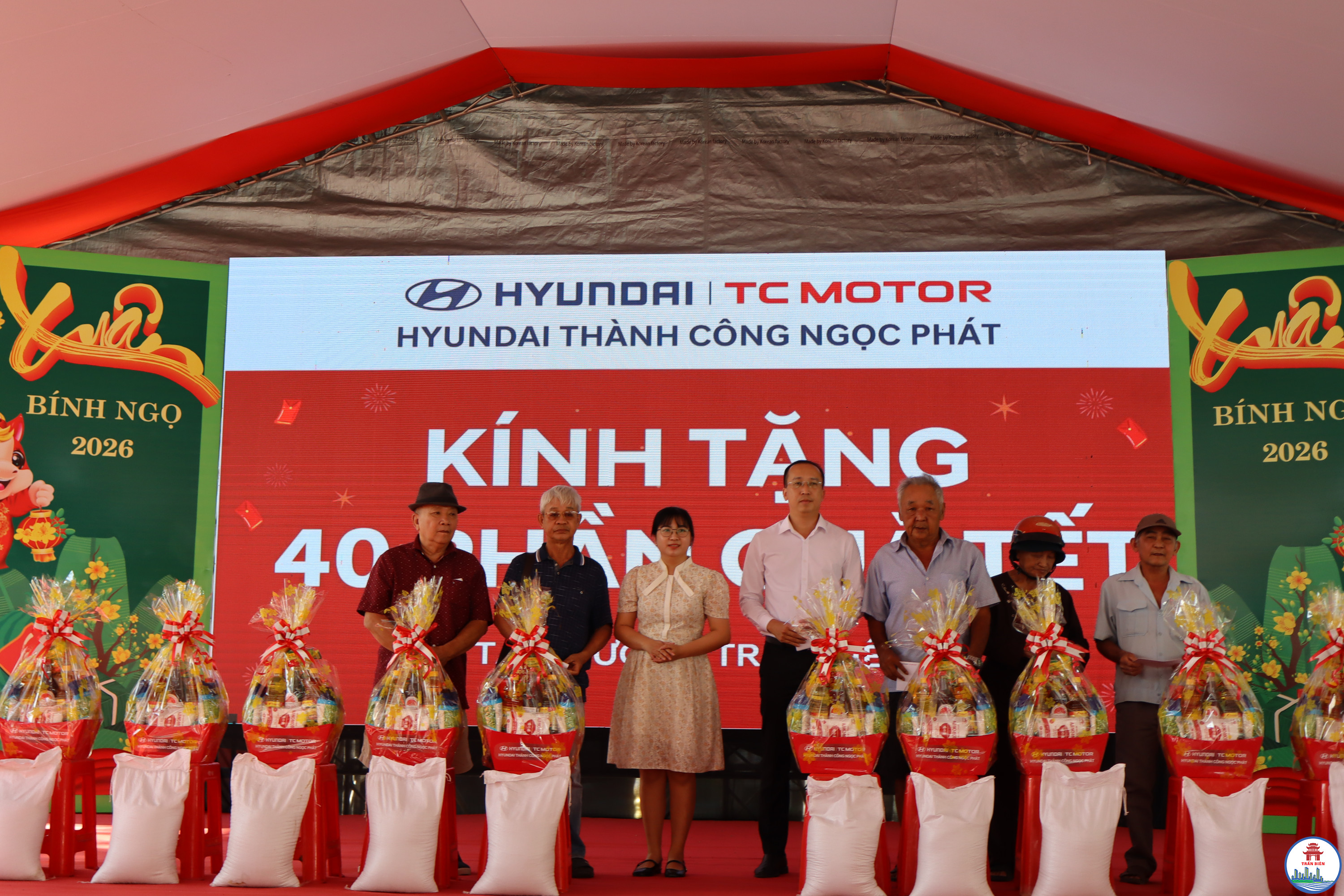 Phường Trấn Biên trao quà các hộ hoàn cảnh khó khăn (3)