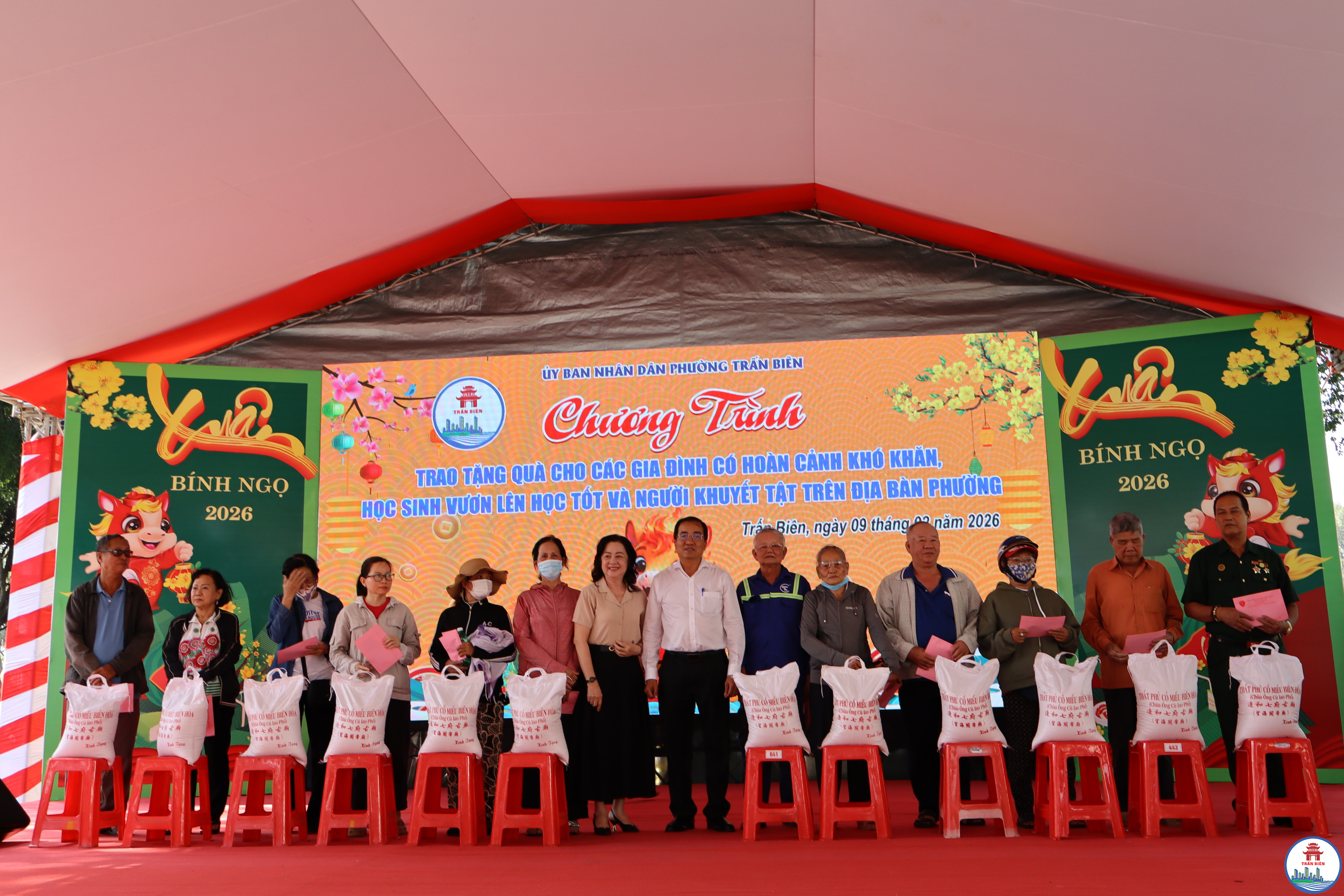 Phường Trấn Biên trao quà các hộ hoàn cảnh khó khăn (6)