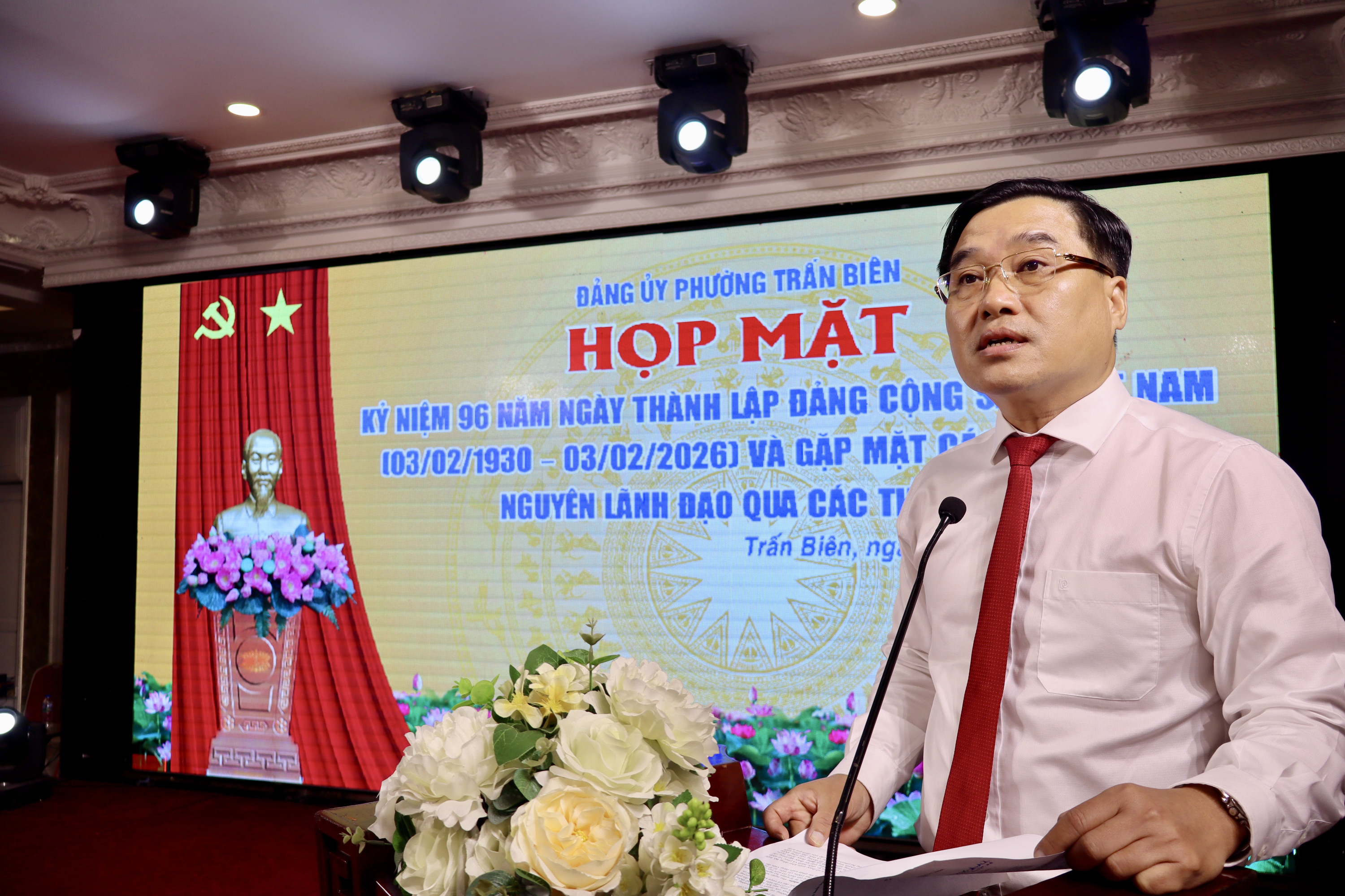 Ủy viên Ban Thường vụ Tỉnh ủy, Bí thư Đảng ủy, Chủ tịch HĐND phường Trấn Biên Hồ Văn Nam phát biểu tại hội nghị