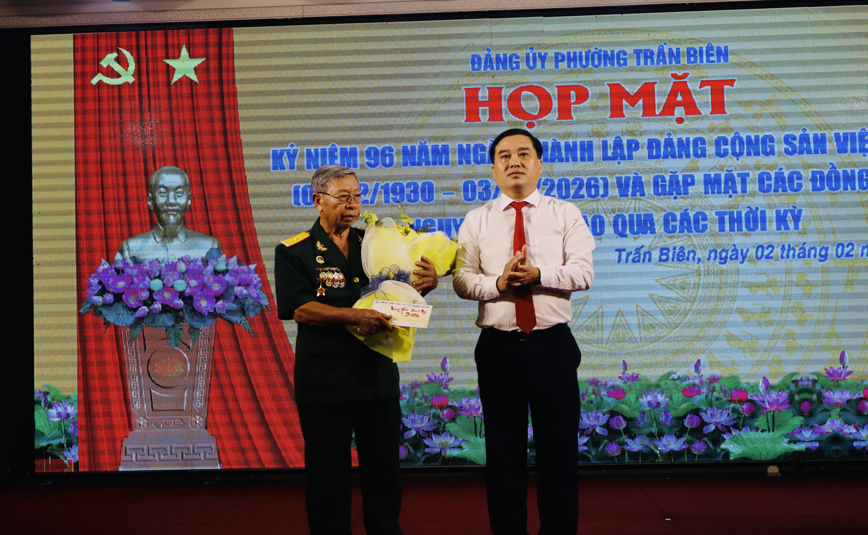 Ủy viên Ban Thường vụ Tỉnh ủy, Bí thư Đảng ủy, Chủ tịch HĐND phường Trấn Biên Hồ Văn Nam tặng hoa tri ân Anh hùng LLVT Phạm Văn Cán