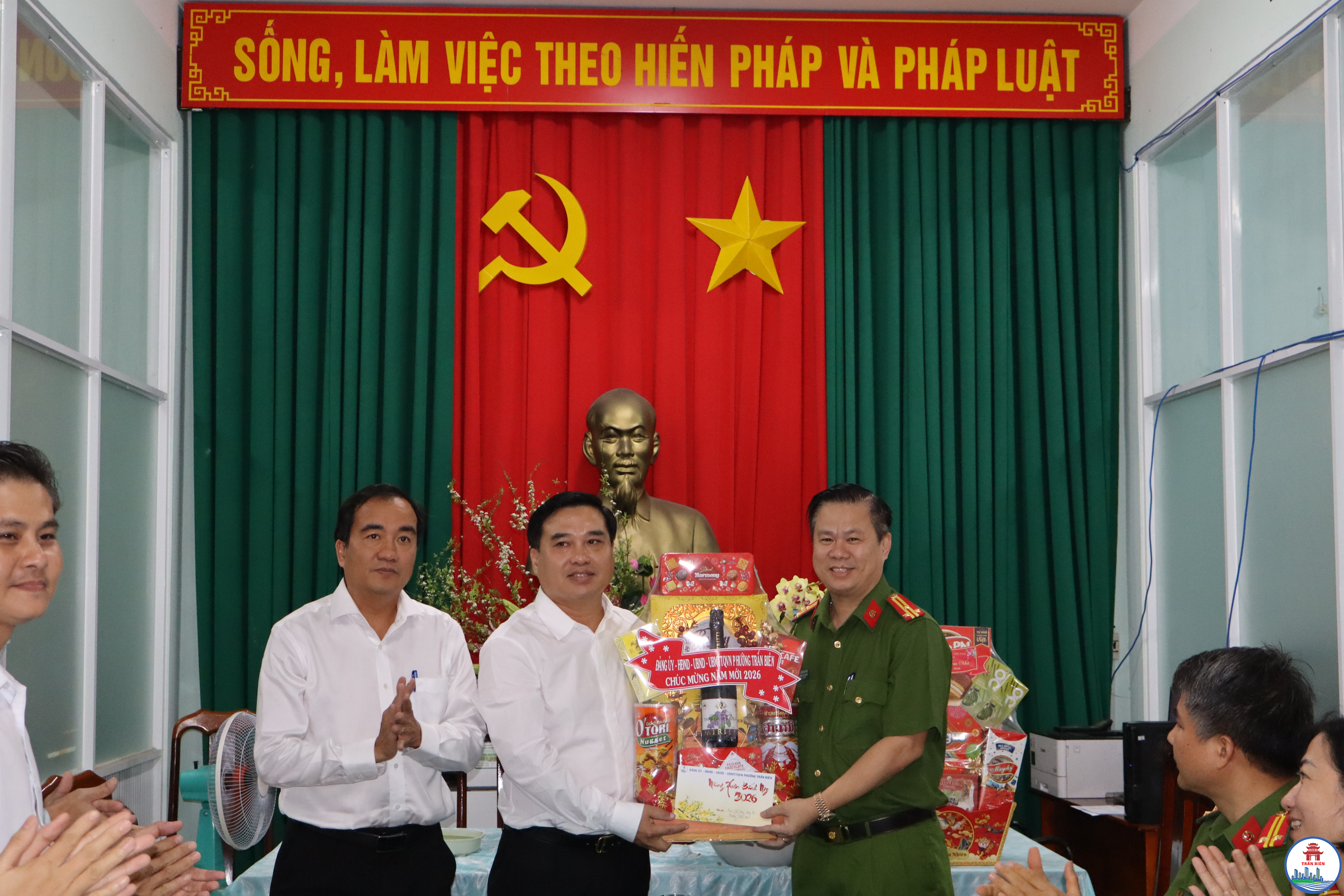 Ủy viên Ban Thường vụ Tỉnh ủy, Bí thư Đảng ủy, Chủ tịch HĐND phường Trấn Biên; Phó Bí thư Đảng ủy, Chủ tịch UBND phường Nguyễn Duy Tân thăm và động viên lực lượng cán bộ chiến sĩ Công an phường