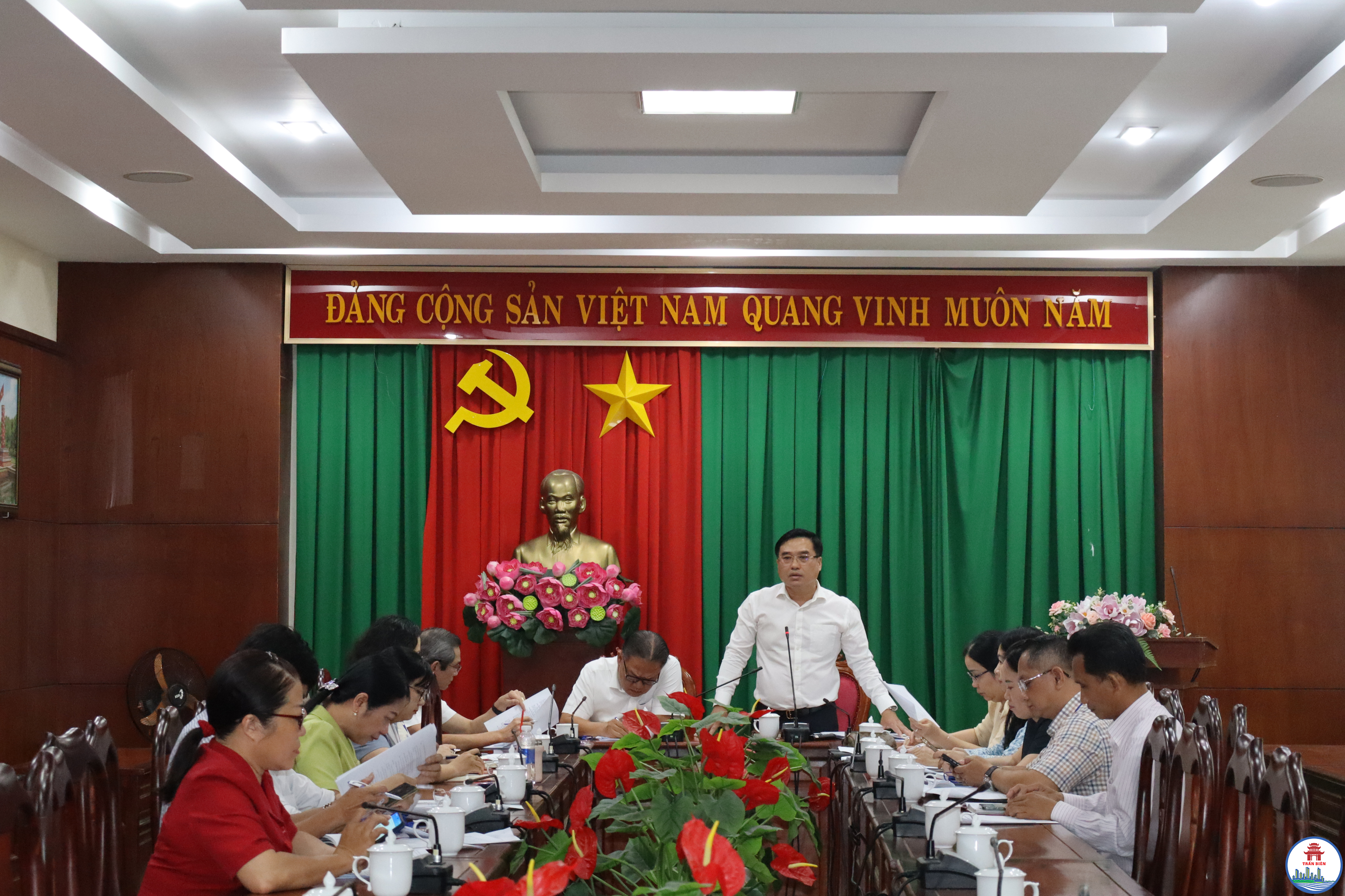 Ủy viên Ban Thường vụ Tỉnh ủy, Phó Chủ tịch Thường trực UBND tỉnh Đồng Nai, Trưởng Ban Bầu cử đại biểu Quốc hội khóa XVI đơn vị bầu cử số 1 Nguyễn Kim Long và Ủy viên Ban Thường vụ Tỉnh ủy, Bí thư Đảng ủy, Chủ tịch HĐND phường Trấn Biên Hồ Văn Nam - đã chủ trì làm việc với 10 phường về công tác bầu cử. Ảnh: Thùy Anh 