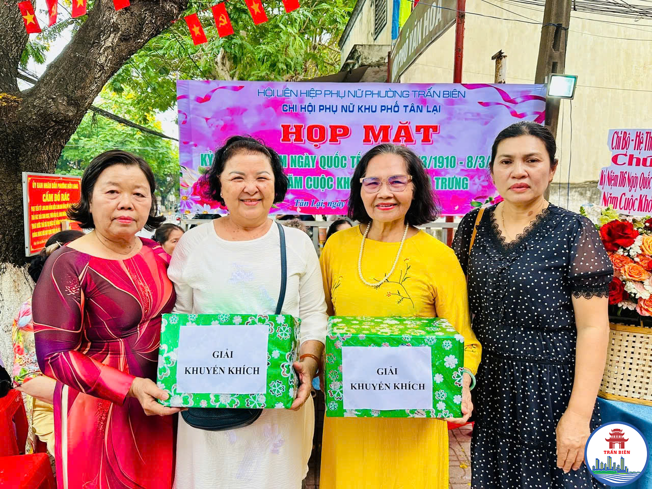 Trao giải cho các đội thi tham gia Hội thi nấu ăn