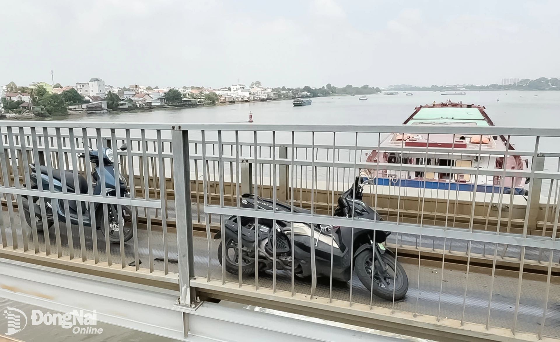 Một số xe máy đang di chuyển trên cầu Ghềnh đã ngã đổ khi vụ va chạm xảy ra. Ảnh: Minh Tài