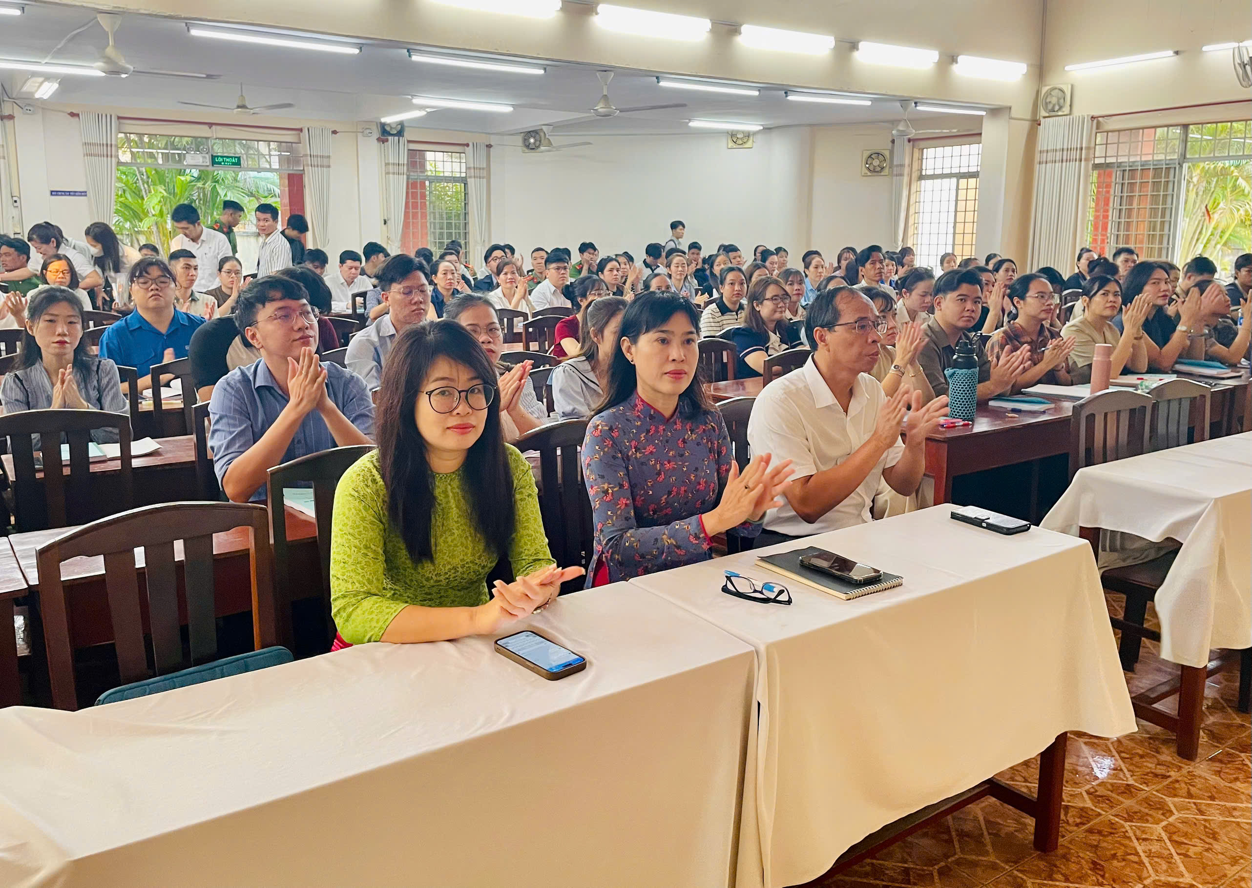 Giám đốc Trung tâm chính trị Trấn Biên Bà Phạm Thị Nguyệt Thu tham dự tại lễ khai giảng.