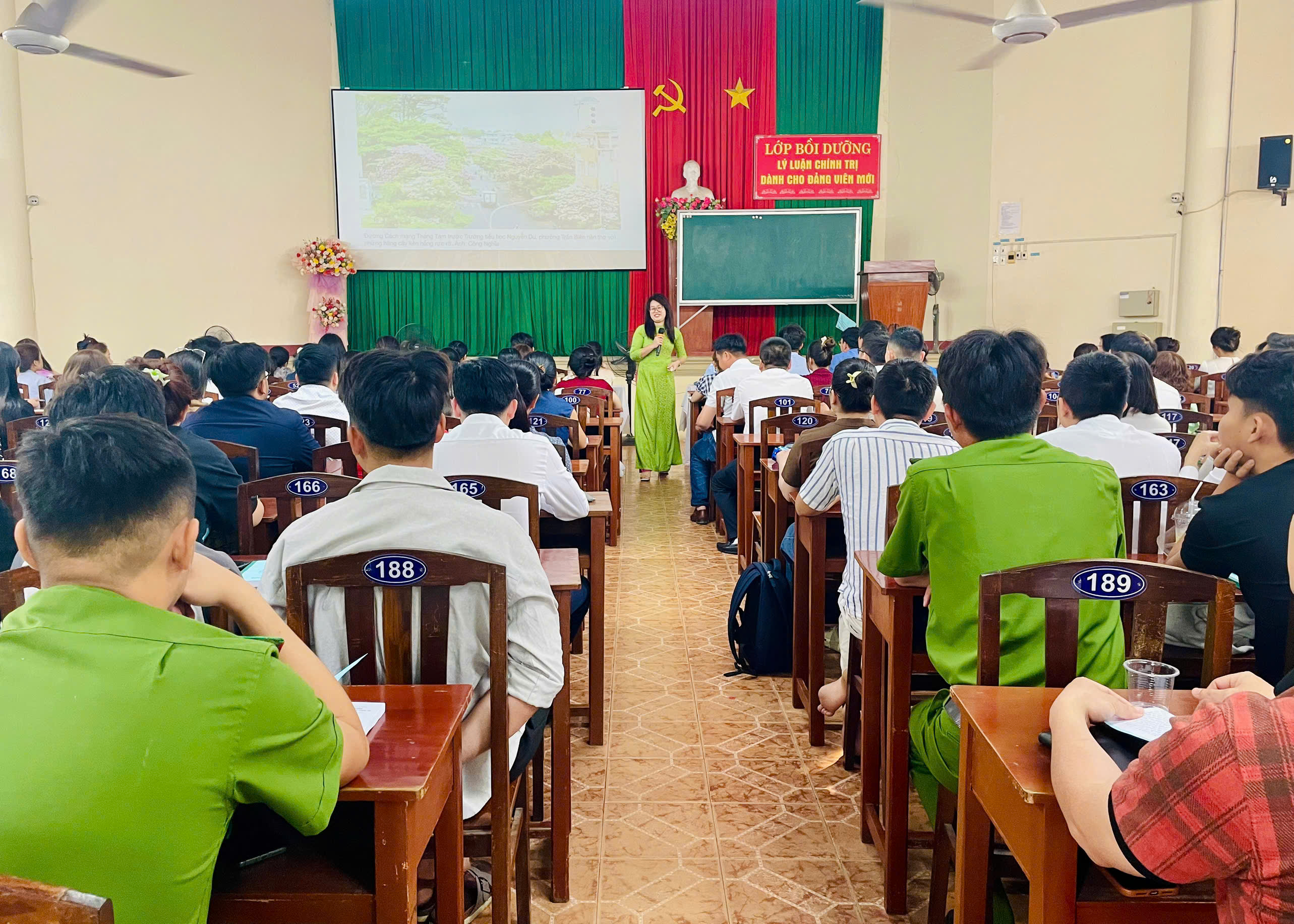 Lễ khai giảng lớp bồi dưỡng lý luận chính trị dành cho đảng viên mới năm 2026