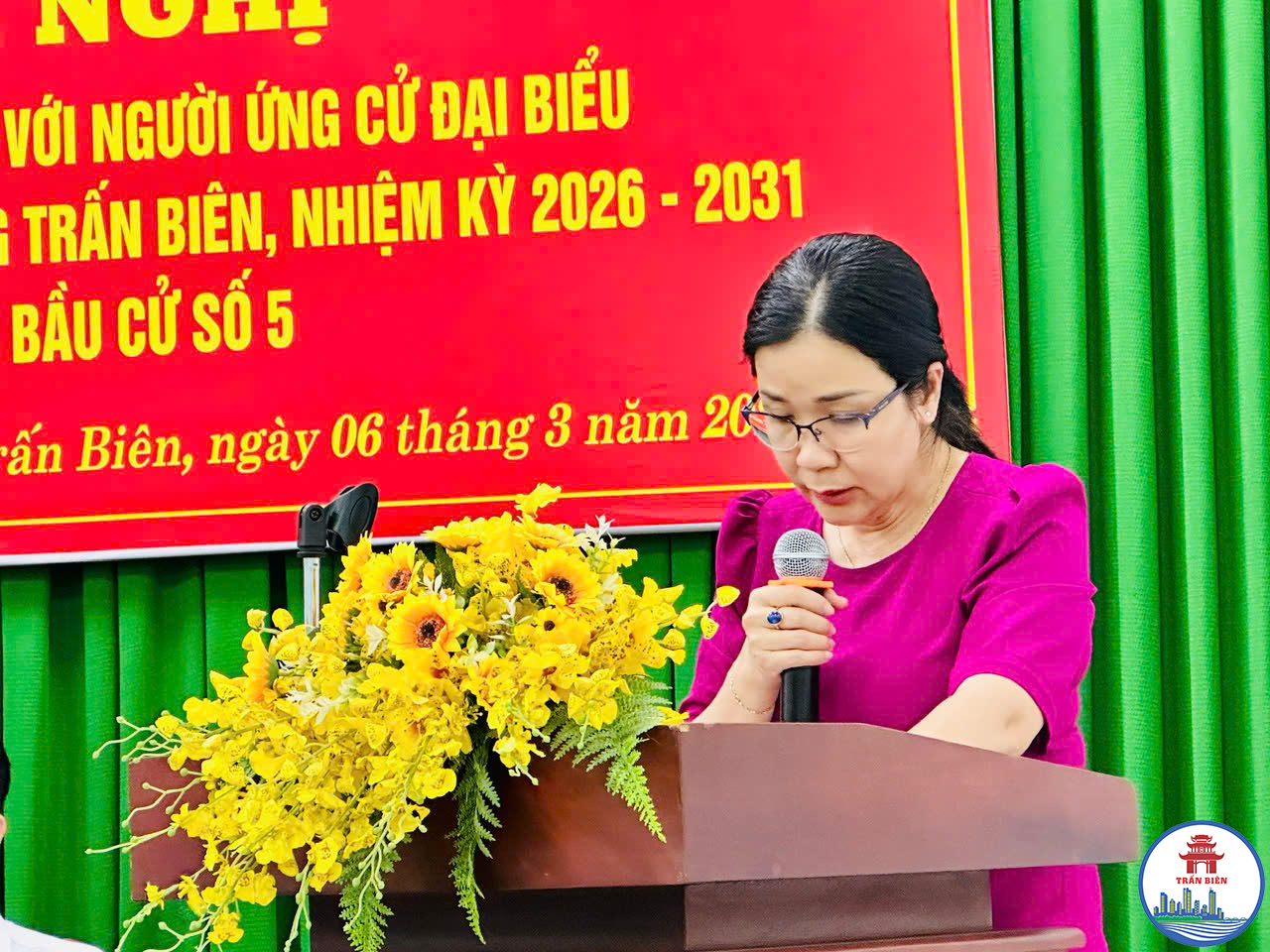 Bà Nguyễn Kim Bích Huyên, Phó Chủ tịch UBND phường Trấn Biên trình bày chương trình hành động