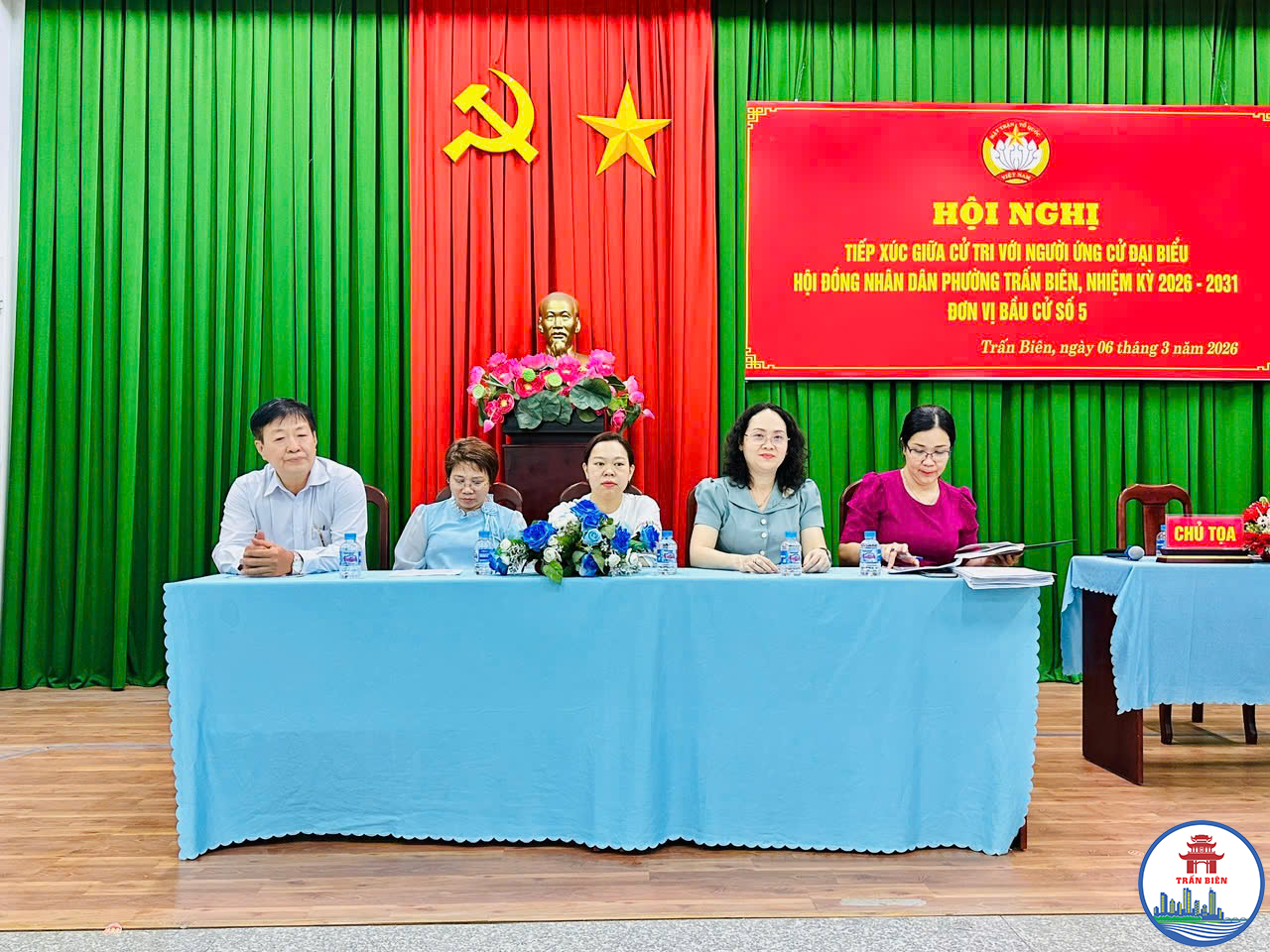 Các ứng cử viên tham dự hội nghị tiếp xúc cử tri