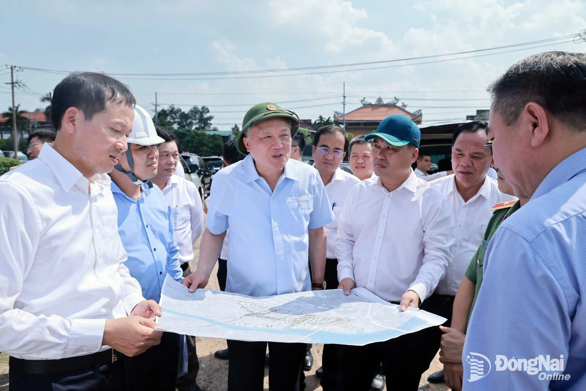 Ủy viên Trung ương Đảng, Bí thư Tỉnh ủy, Trưởng đoàn Đại biểu Quốc hội tỉnh Vũ Hồng Văn cùng Phó Thủ tướng Thường trực Chính phủ Nguyễn Hòa Bình khảo sát việc chuyển đổi công năng Khu công nghiệp Biên Hòa 1 tại phường Trấn Biên. Ảnh: Công Nghĩa