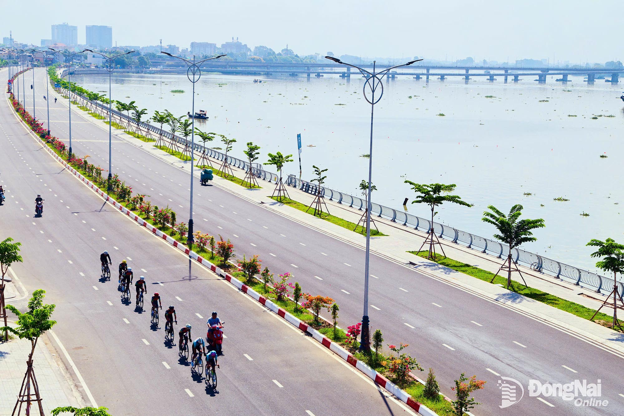 Người dân phường Trấn Biên đã được thụ hưởng thành quả từ Dự án Đường ven sông Đồng Nai dài 5,2km từ quá trình nỗ lực đẩy nhanh giải phóng mặt bằng và hối thúc tiến độ thi công của phường. Ảnh: Công Nghĩa